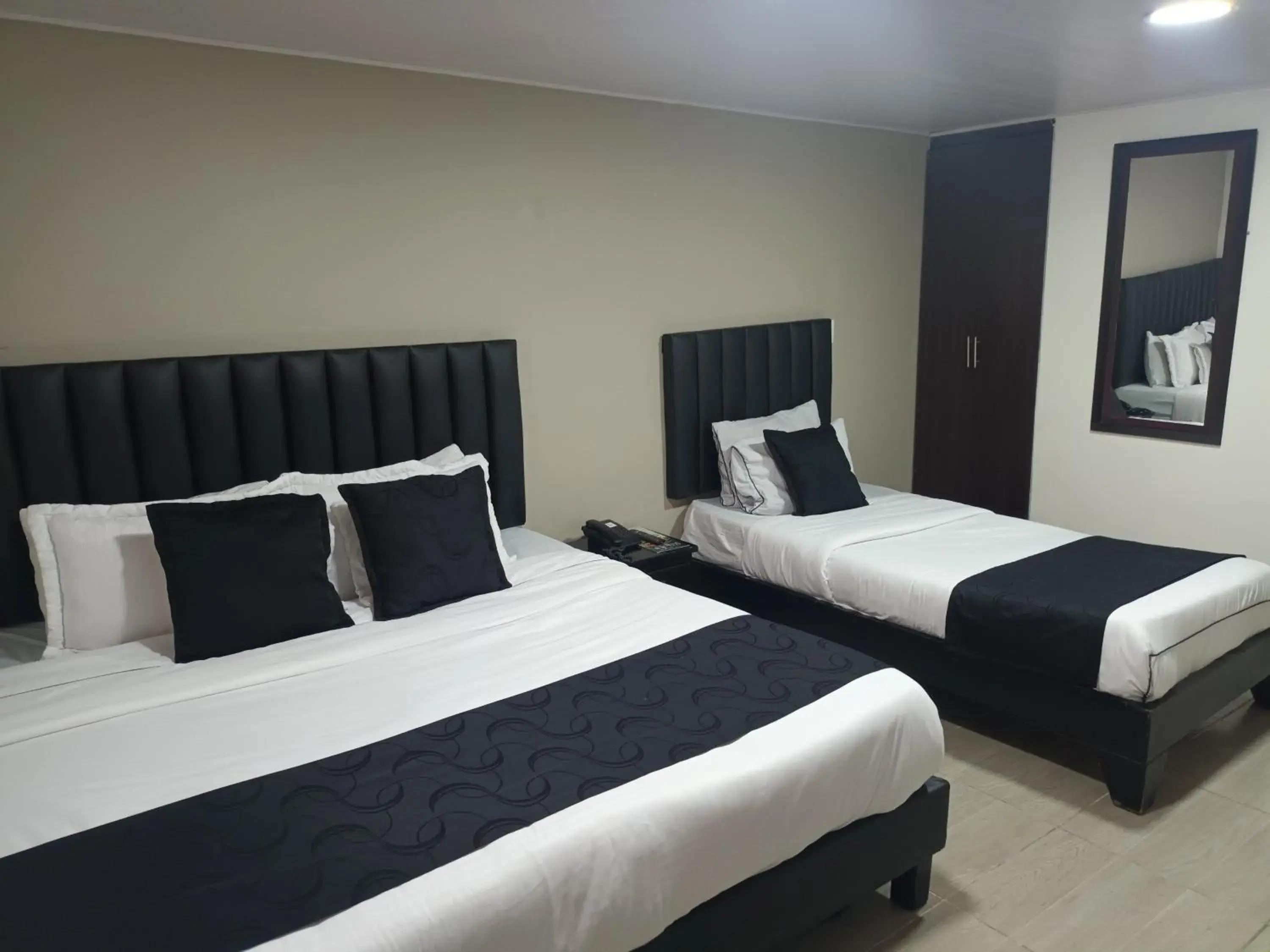 Triple Room in Hotel Santiago Plaza Triple Room in Hotel Santiago Plaza