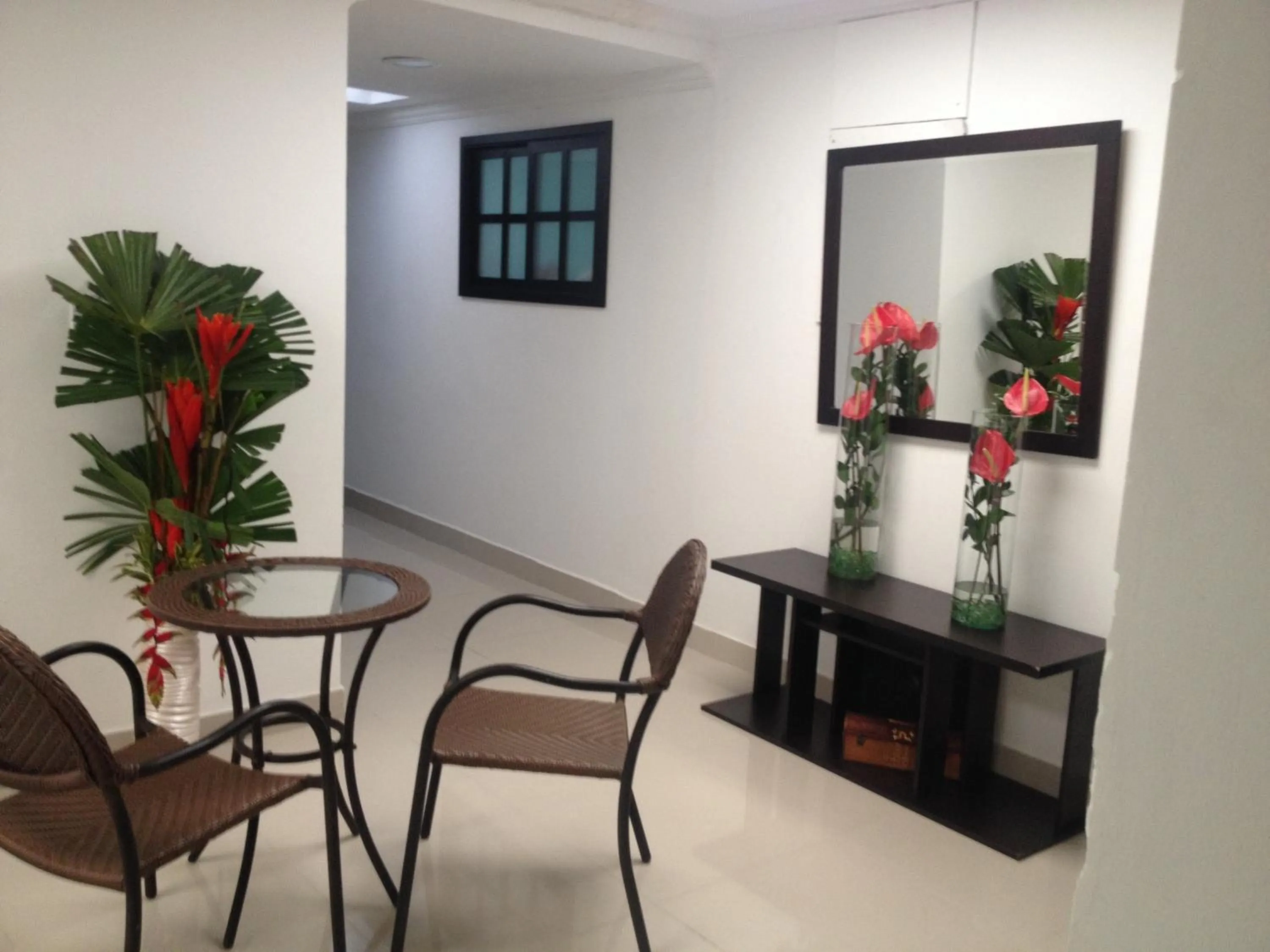 Seating area in Hotel Santiago Plaza