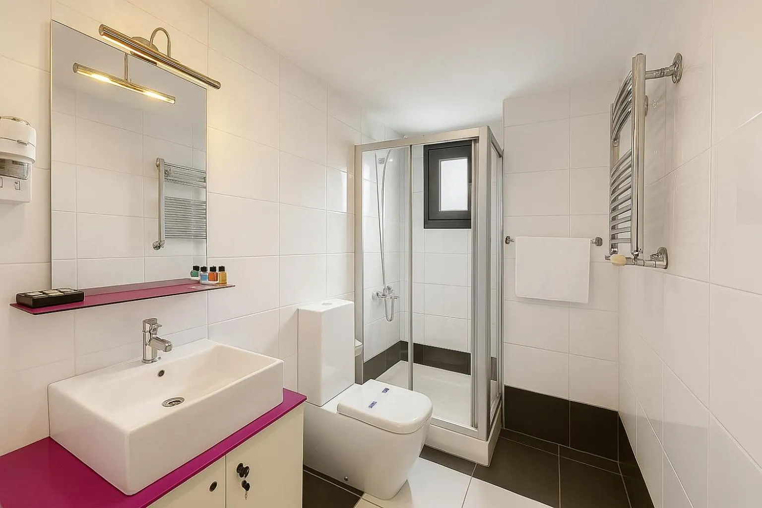 Shower in Black Art Otel