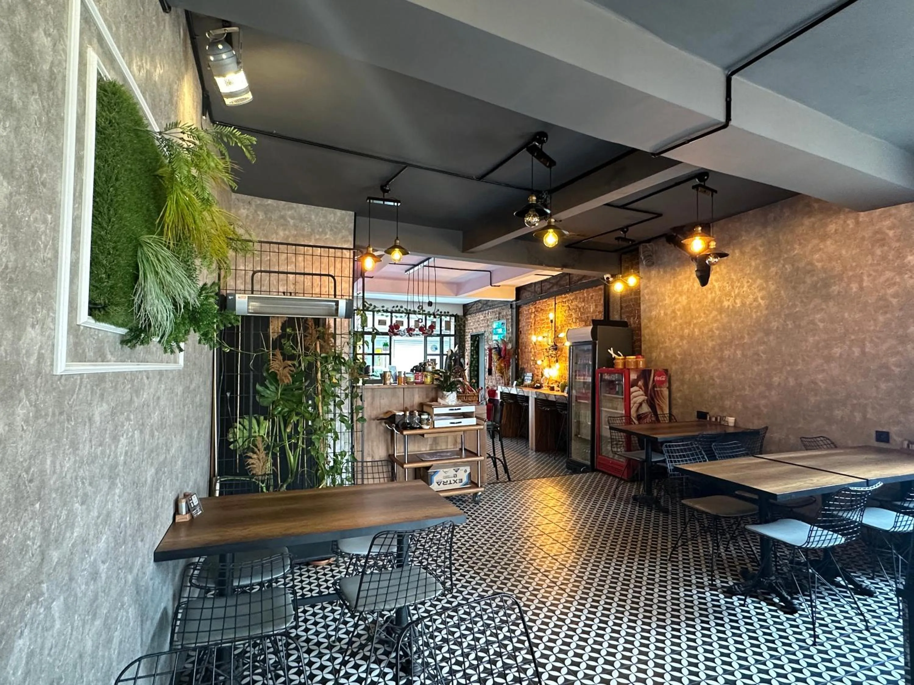 Restaurant/places to eat in Black Art Otel