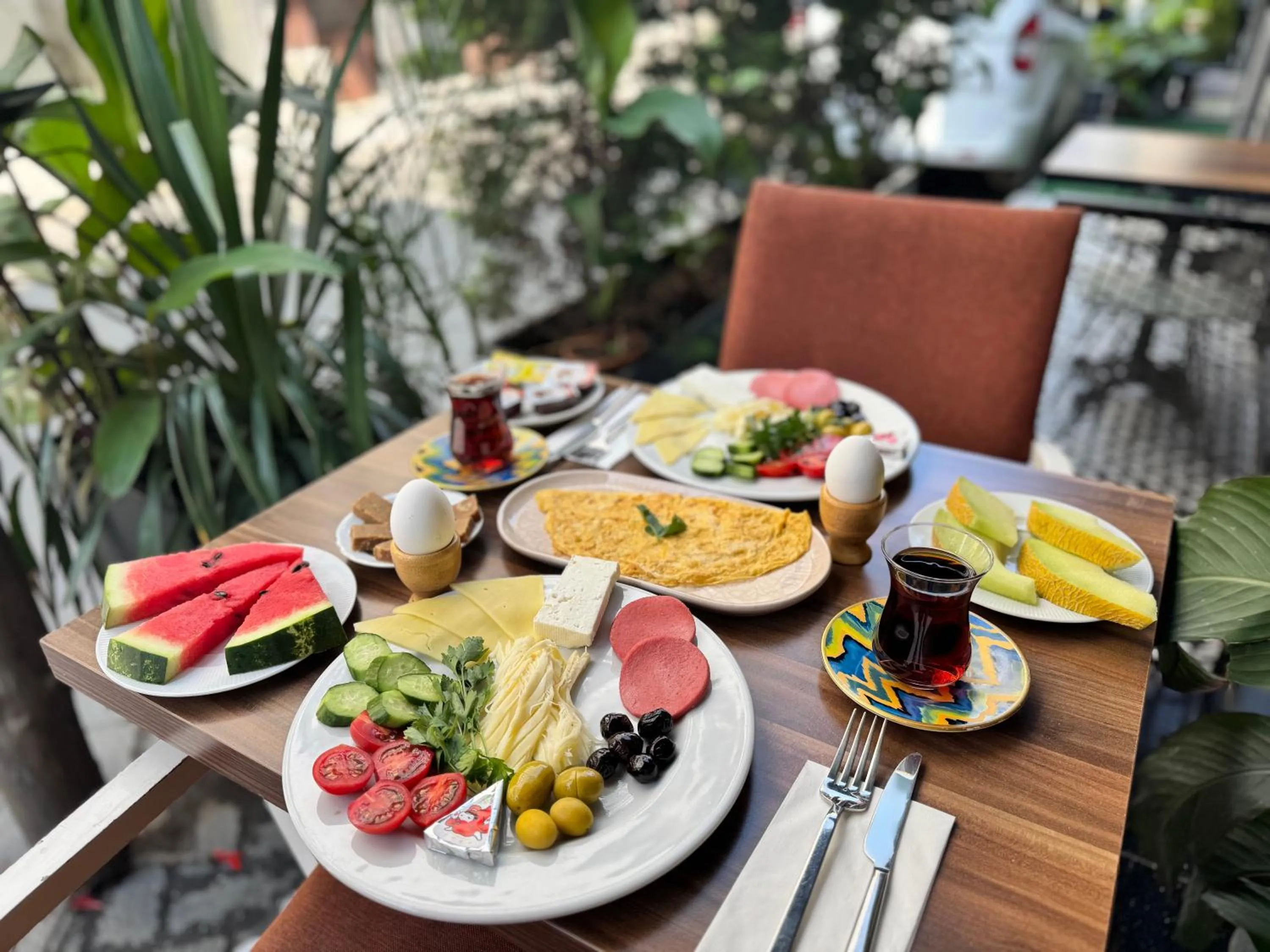 Breakfast in Black Art Otel