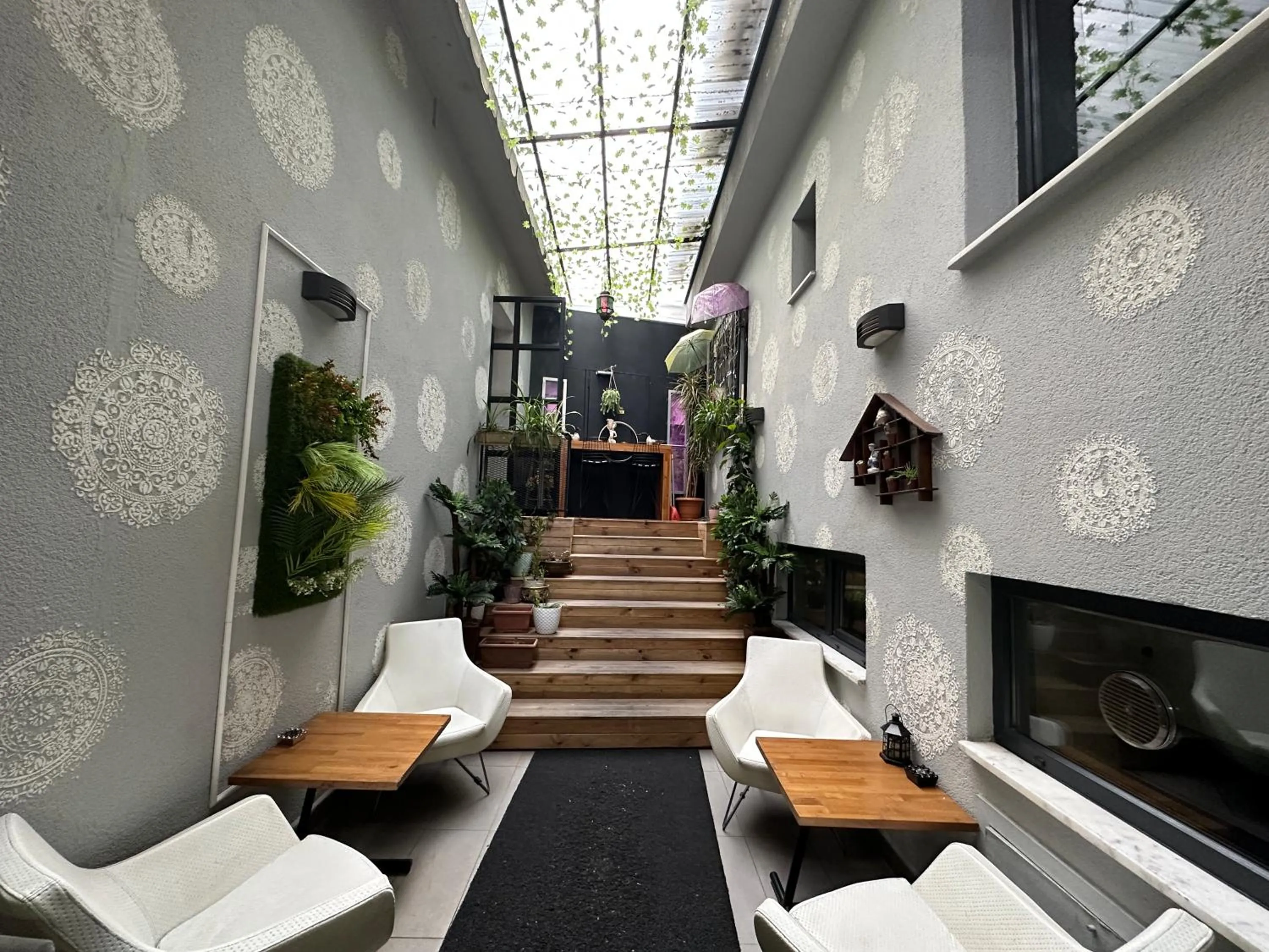 Restaurant/places to eat in Black Art Otel