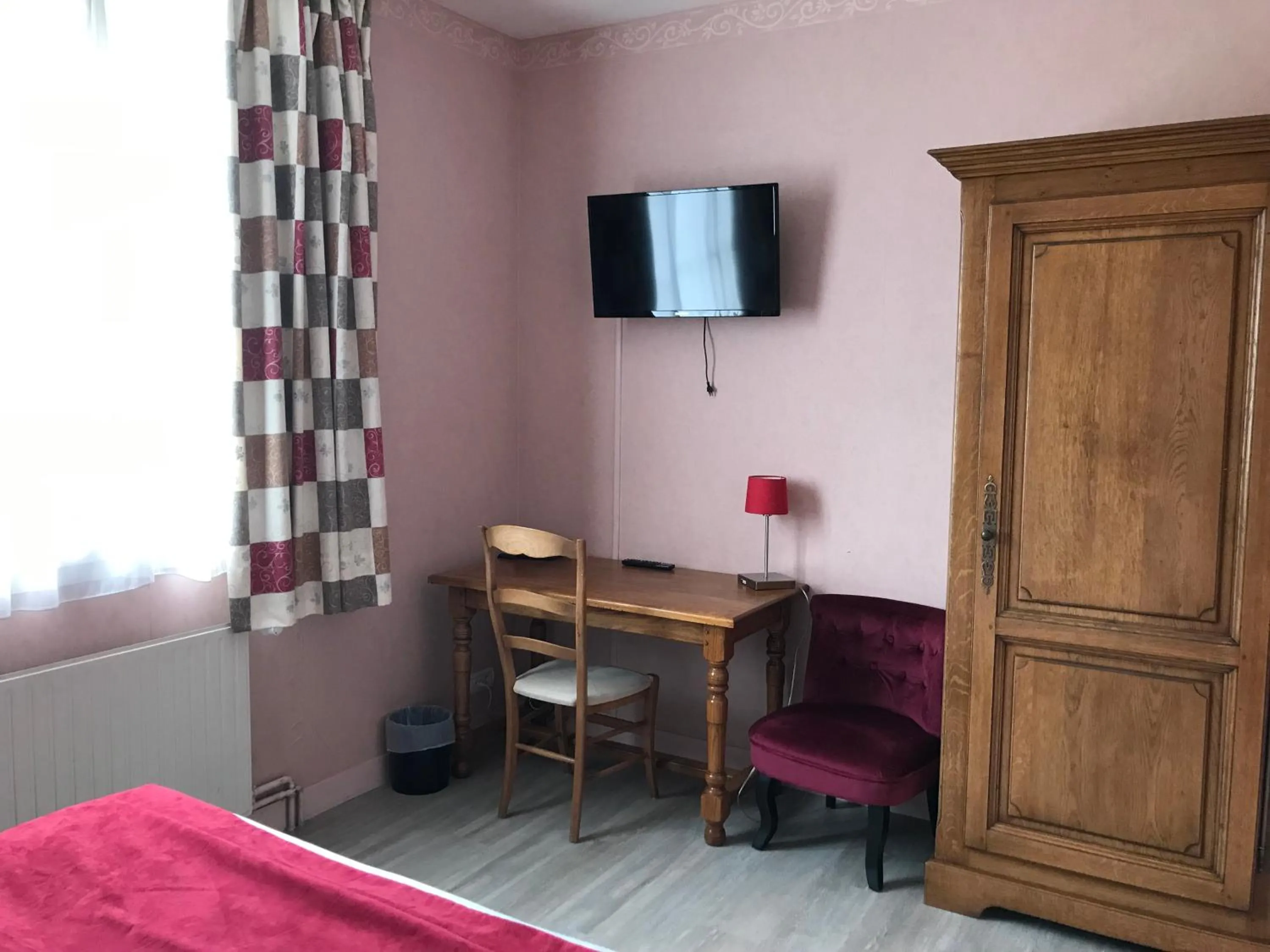 Bed in Logis Hôtel & Restaurant La Villa des Houx