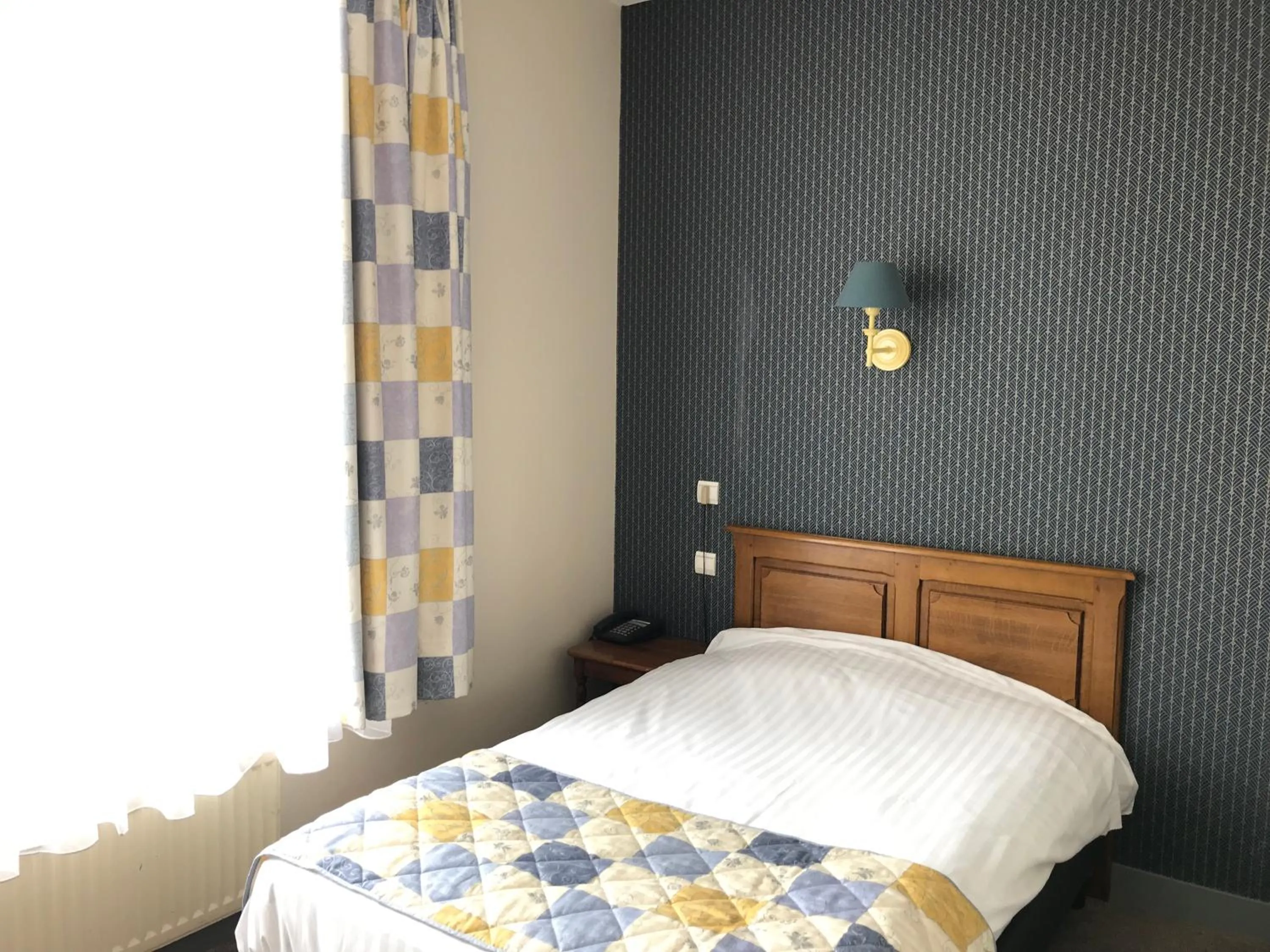 Bed in Logis Hôtel & Restaurant La Villa des Houx