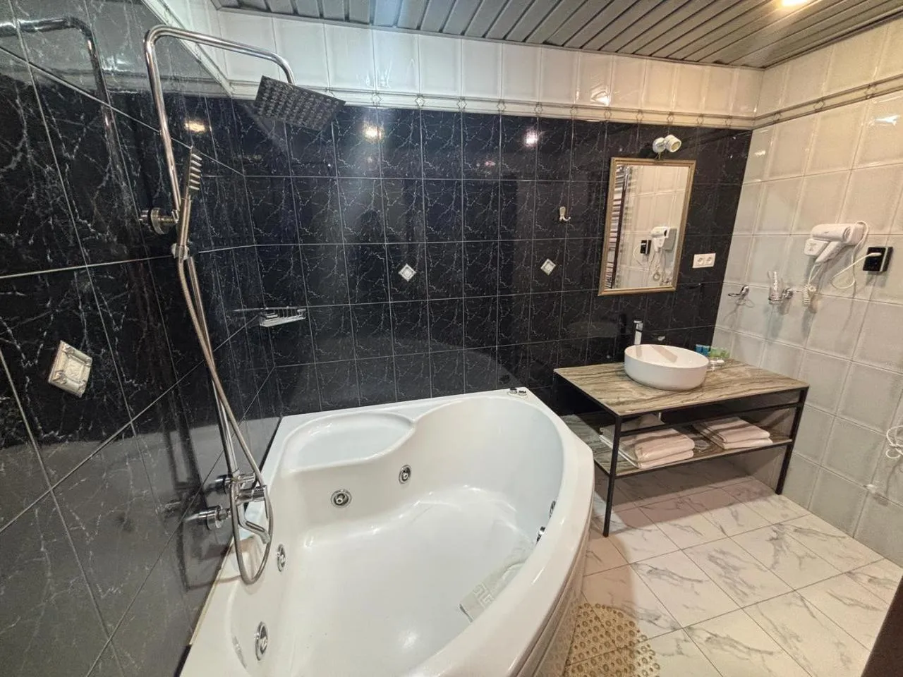 DeLin Hotel And Tours