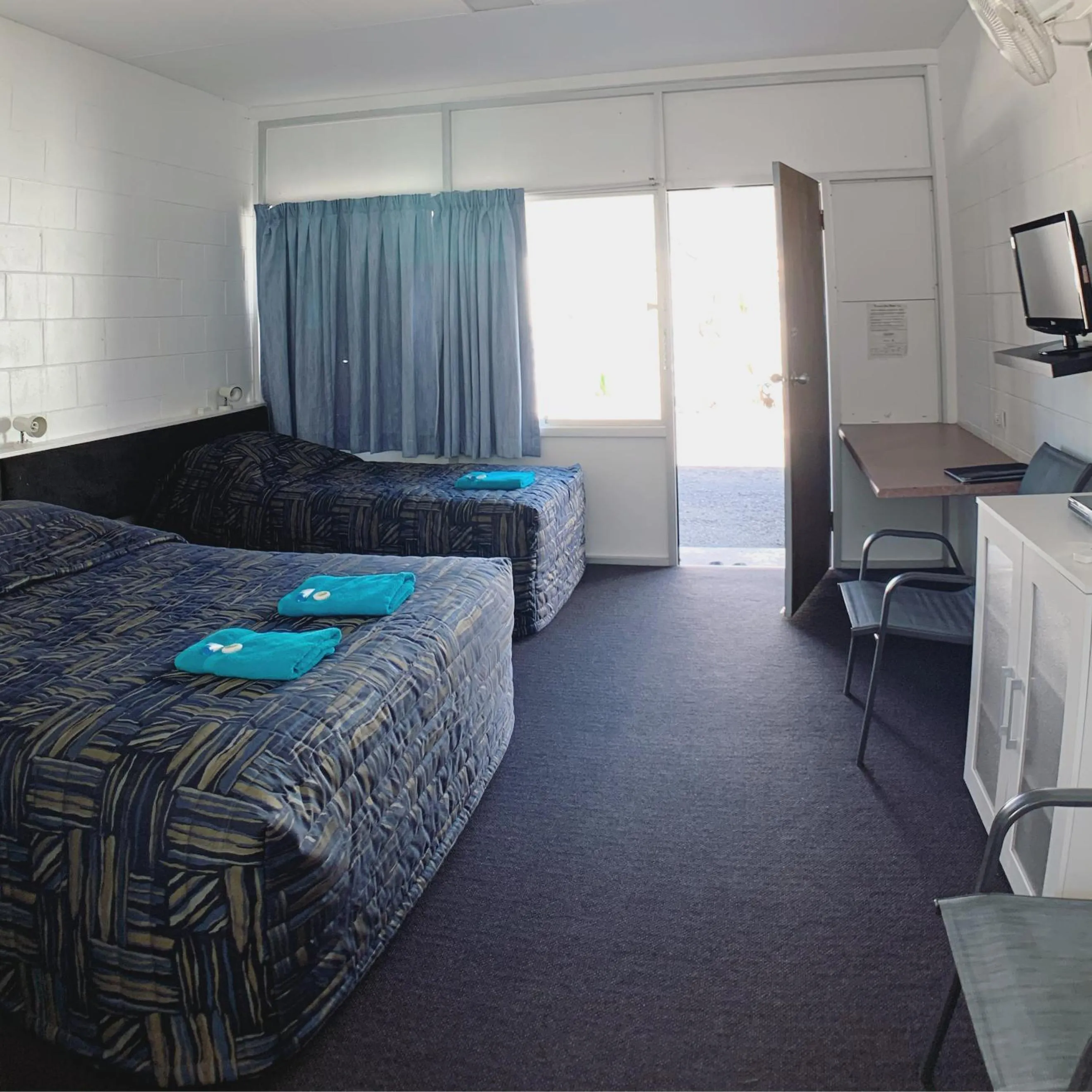 Bed in Tropical City Motor Inn