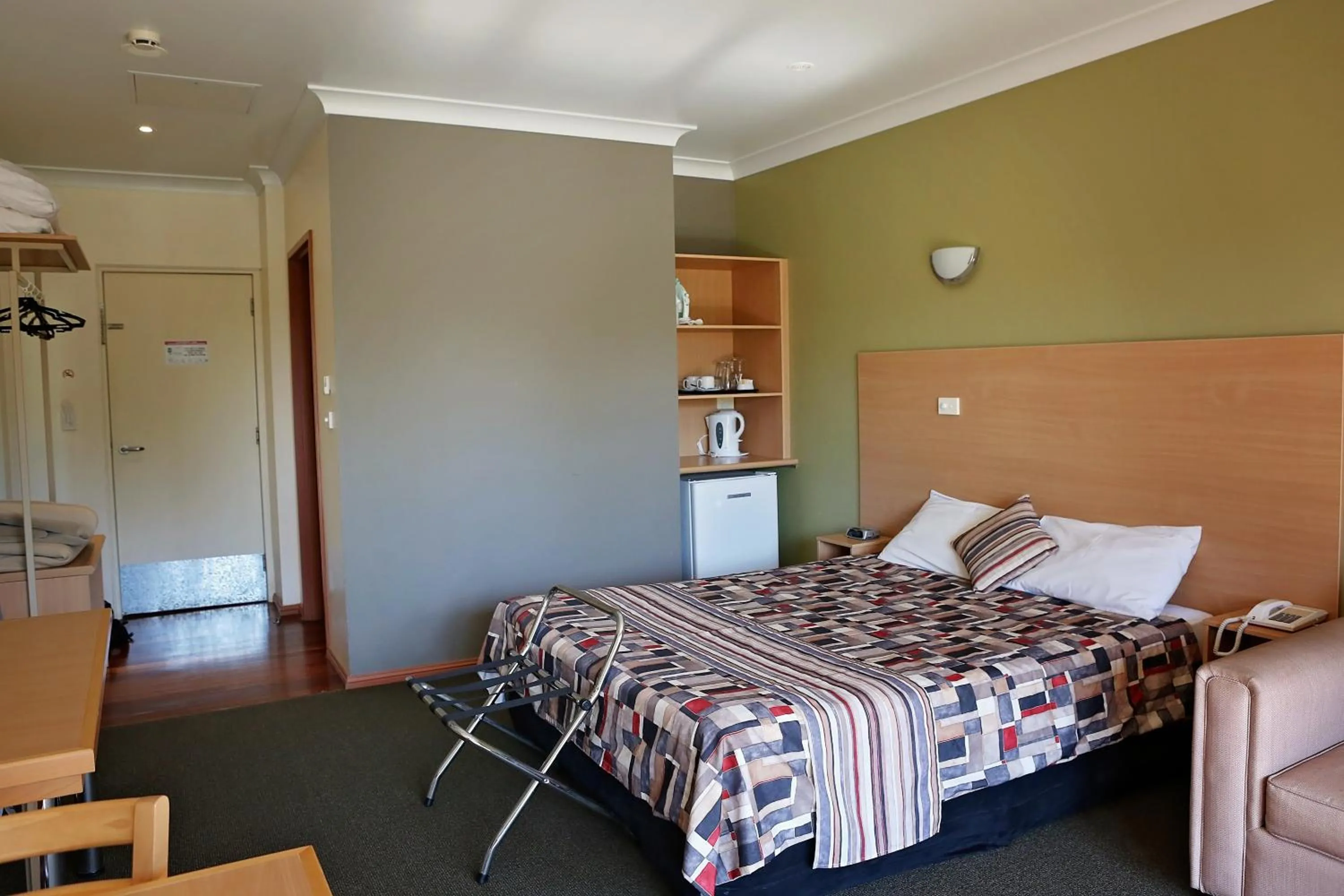 Bedroom, Bed in Forbes Victoria Inn