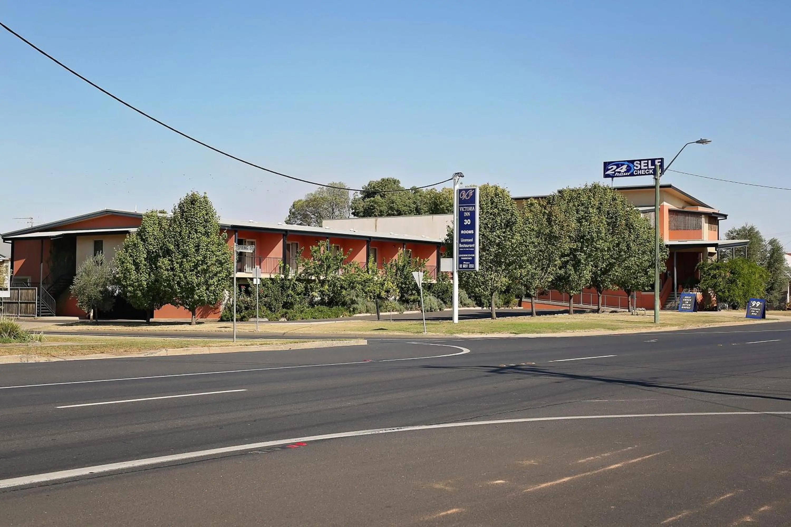 Property building in Forbes Victoria Inn