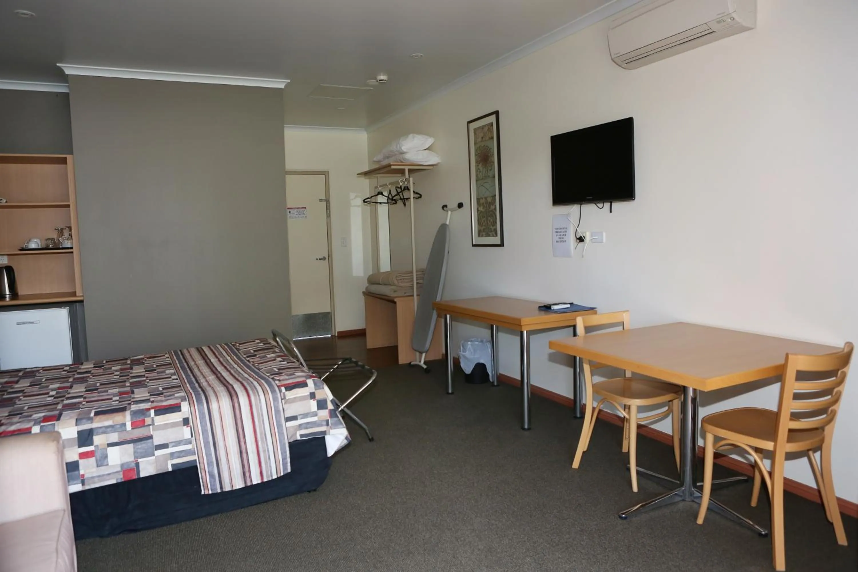 TV and multimedia, Bed in Forbes Victoria Inn