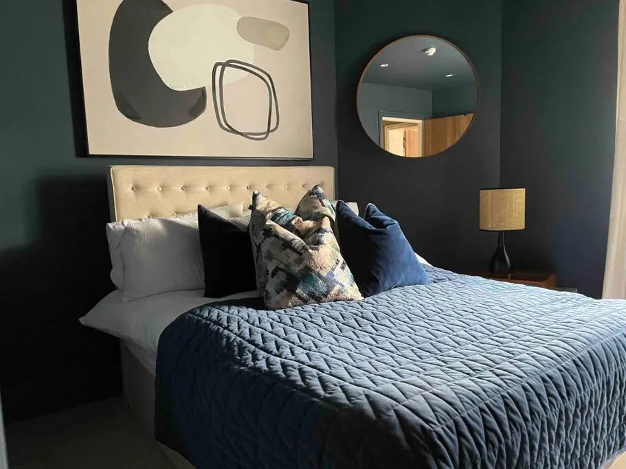 Bed in Stunning apartment by The Leas, West End