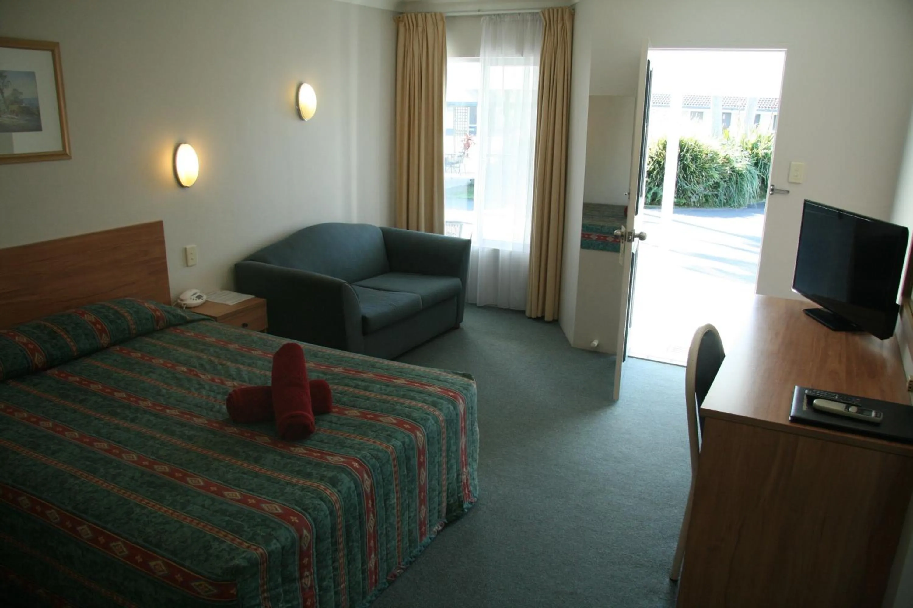 Bed in Colonial Court Motor Inn