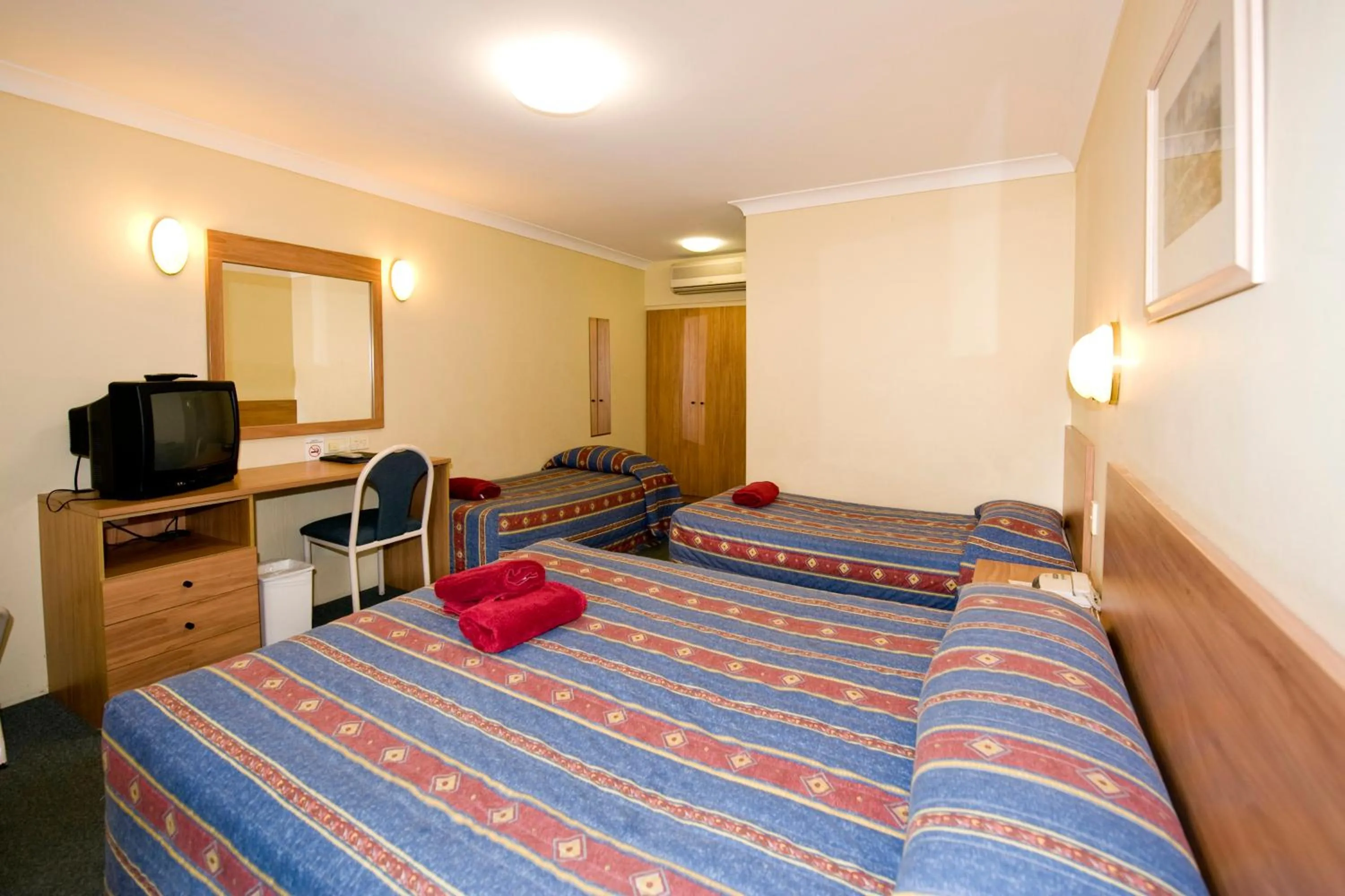 Bed in Colonial Court Motor Inn