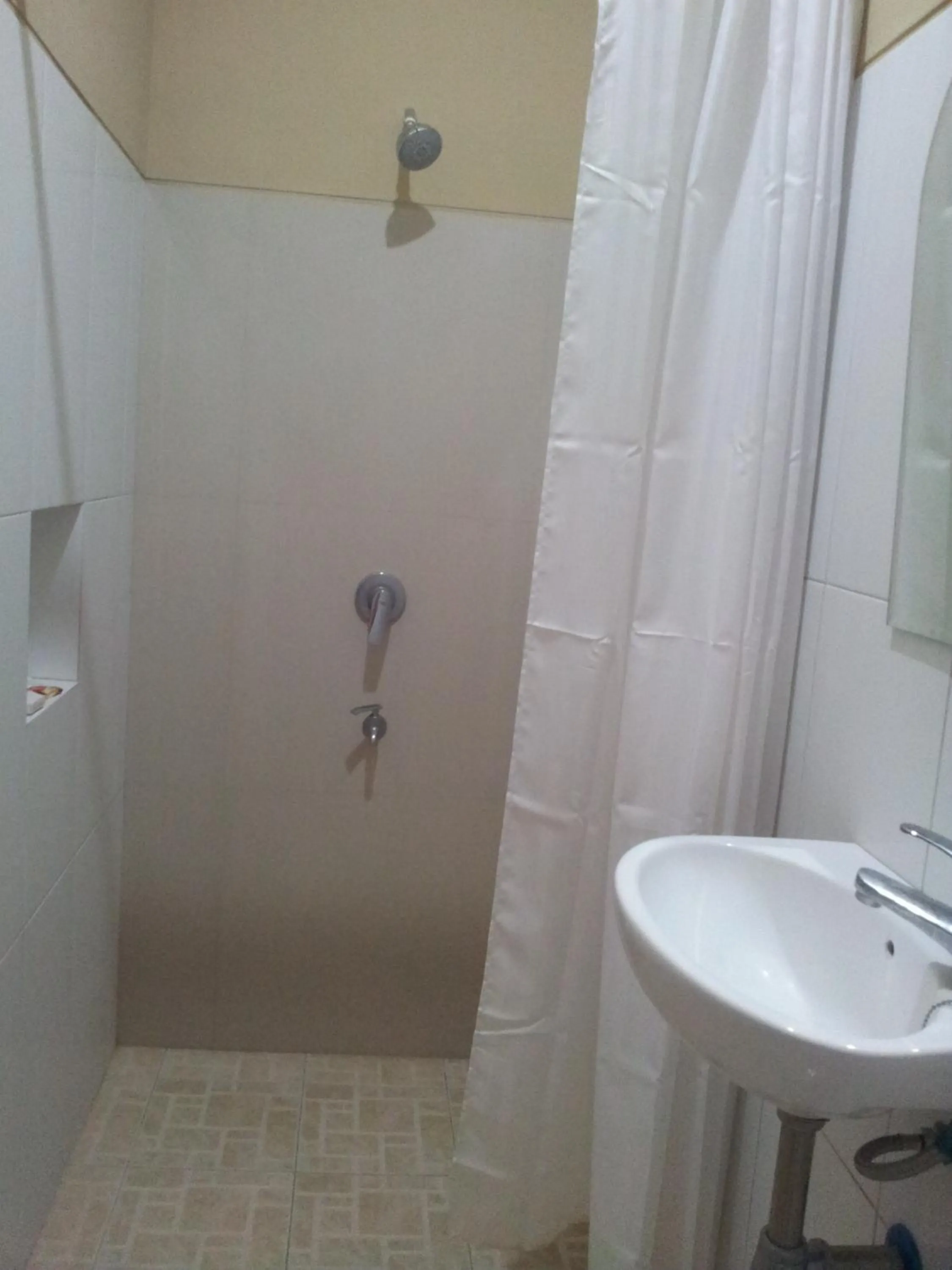 Shower in Safa Homestay