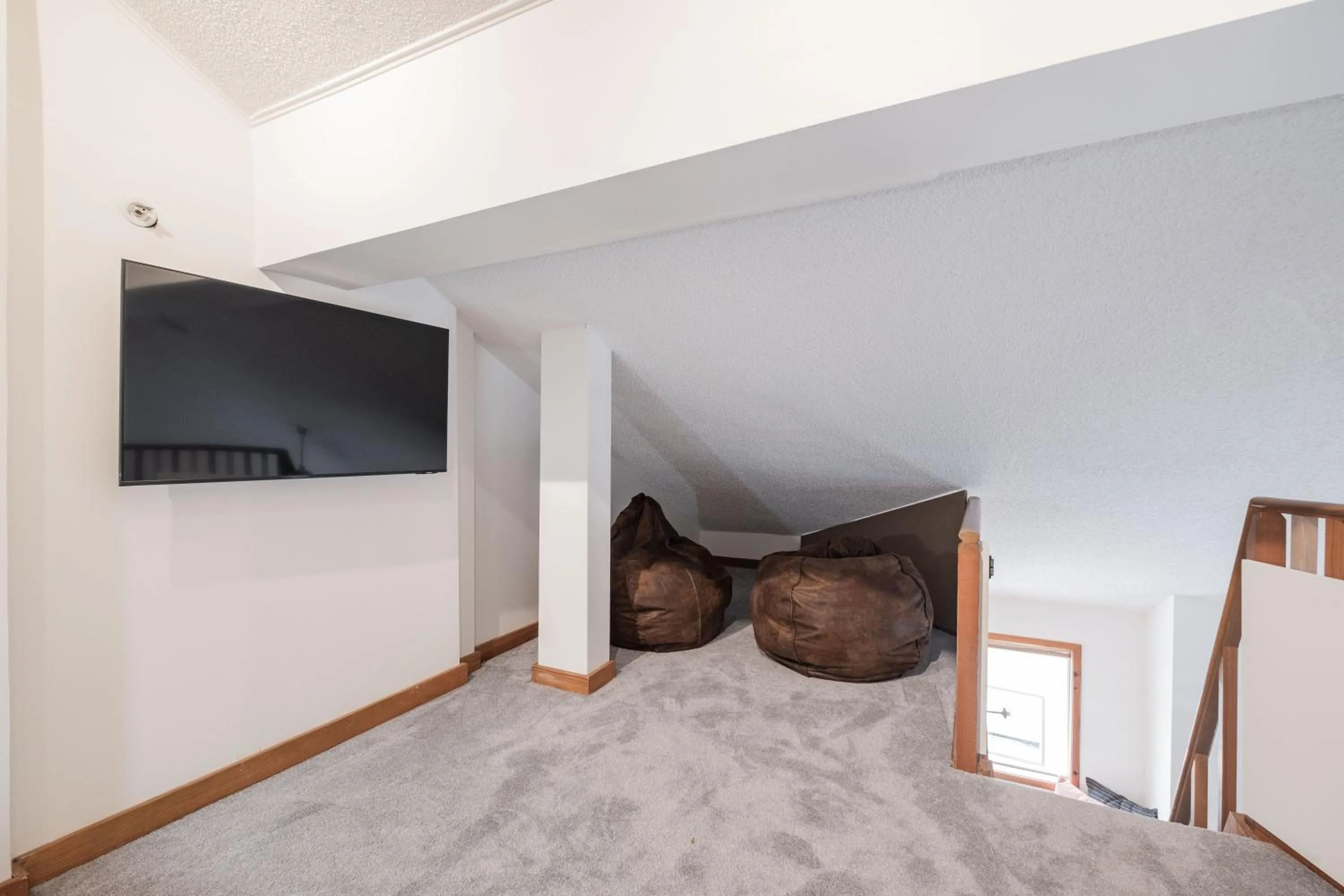 TV and multimedia, Bed in Powderview by Outpost Whistler
