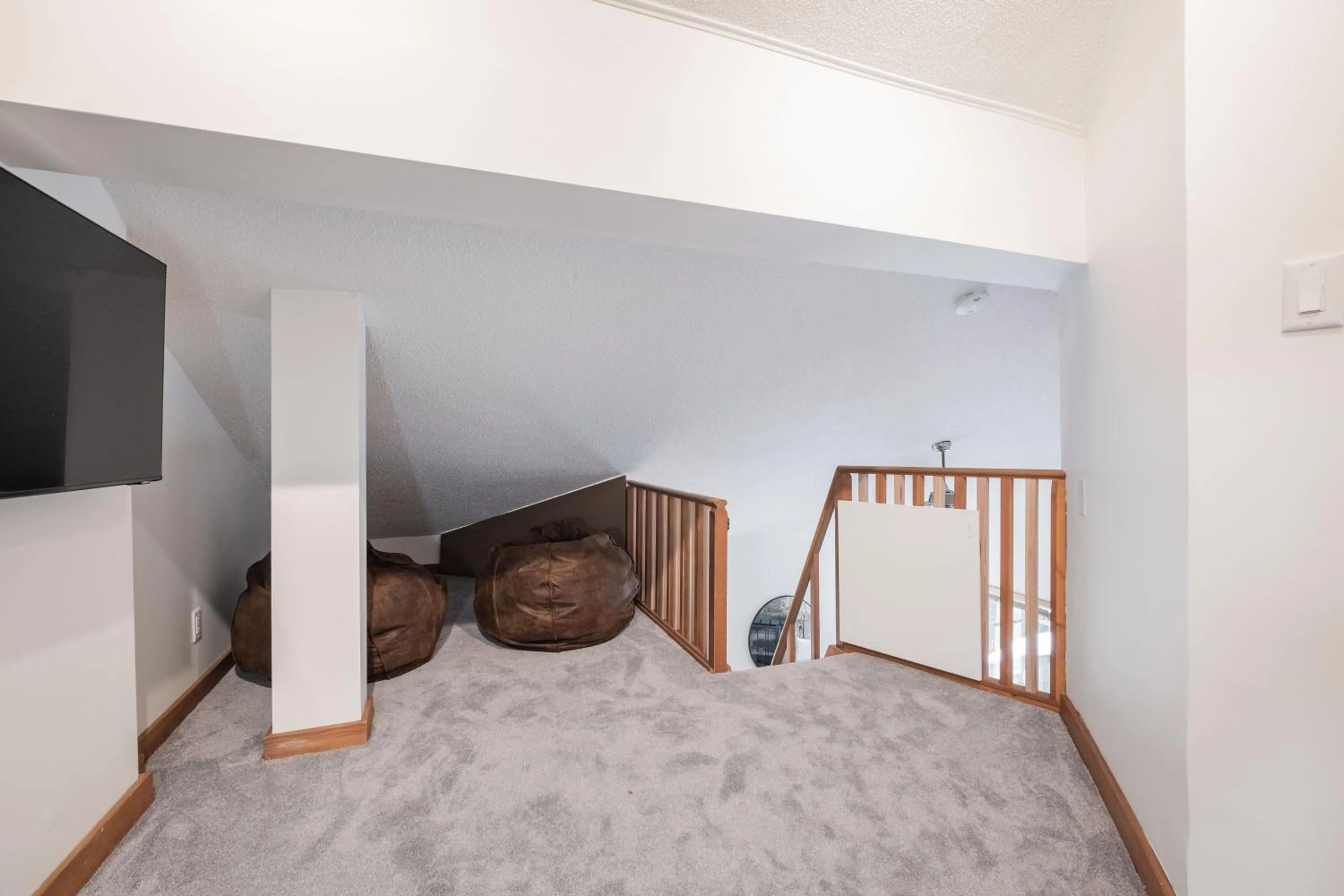 TV and multimedia, Bed in Powderview by Outpost Whistler