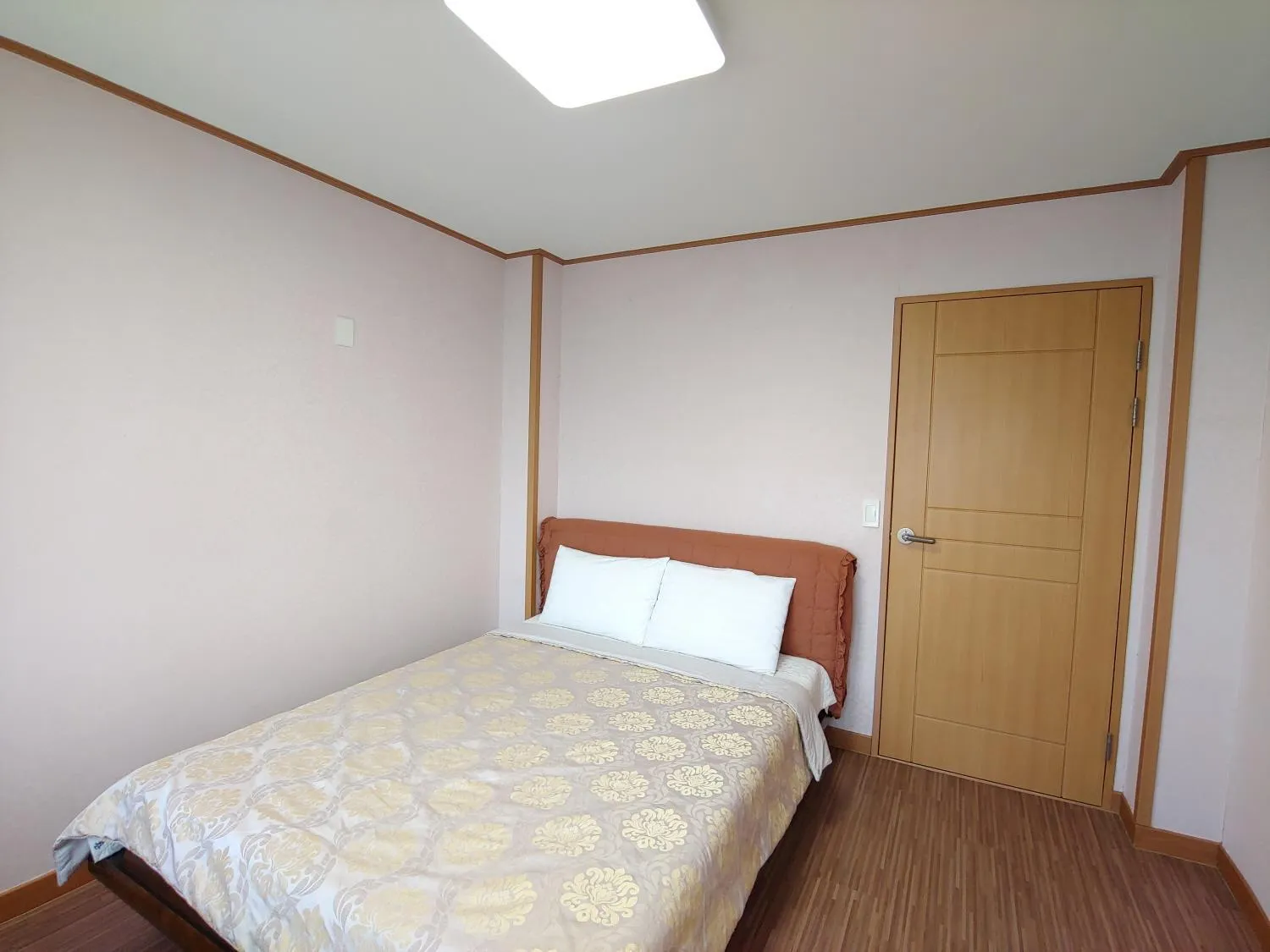 Bed in Gyulhouse Pension