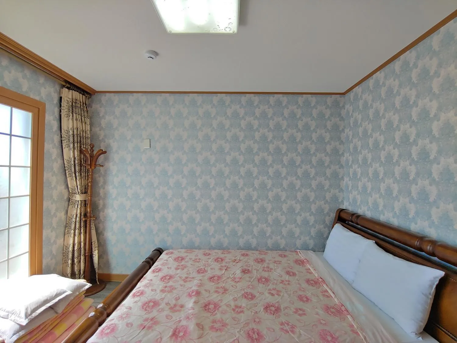 Bed in Gyulhouse Pension