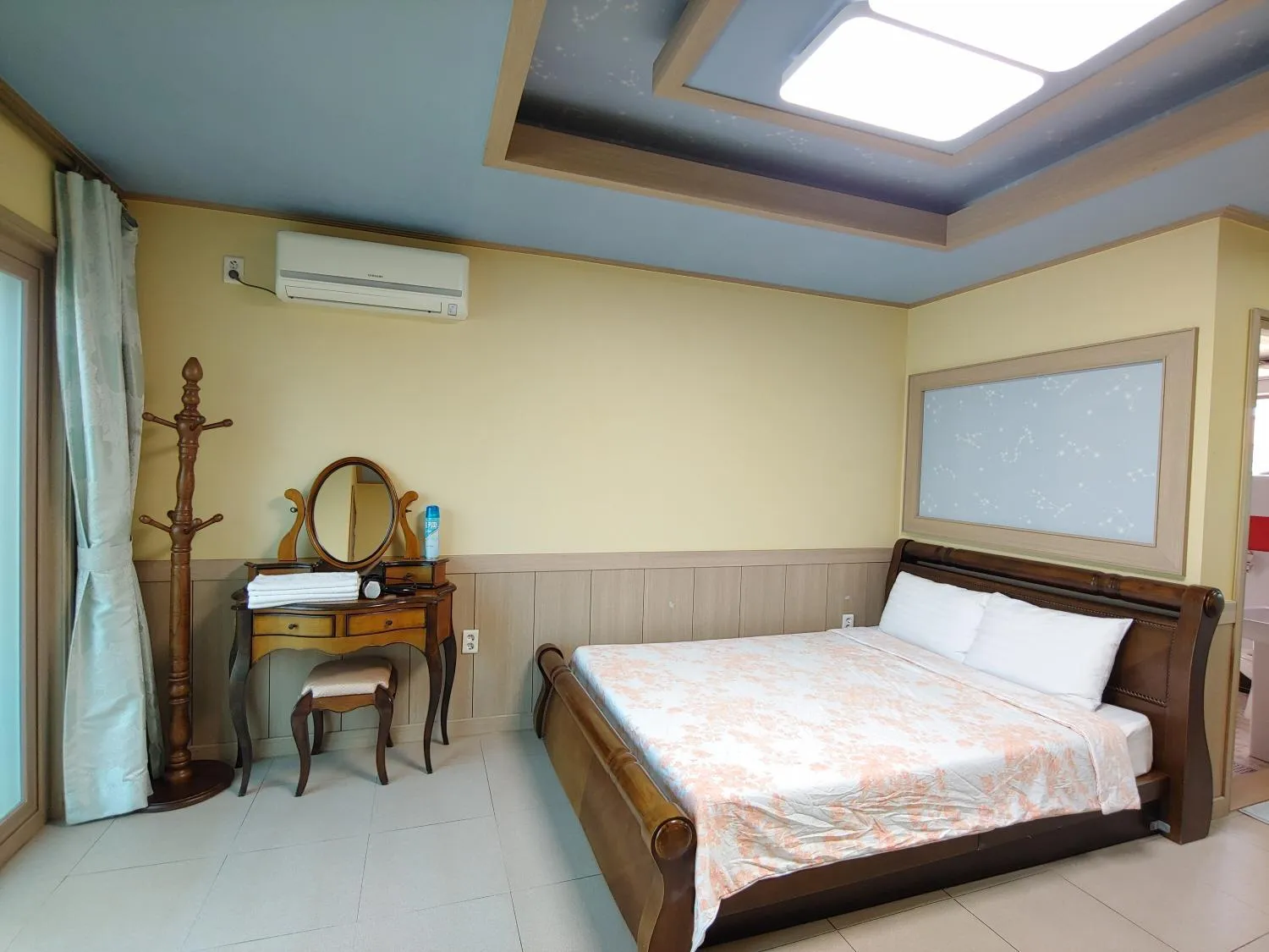 Bed in Gyulhouse Pension