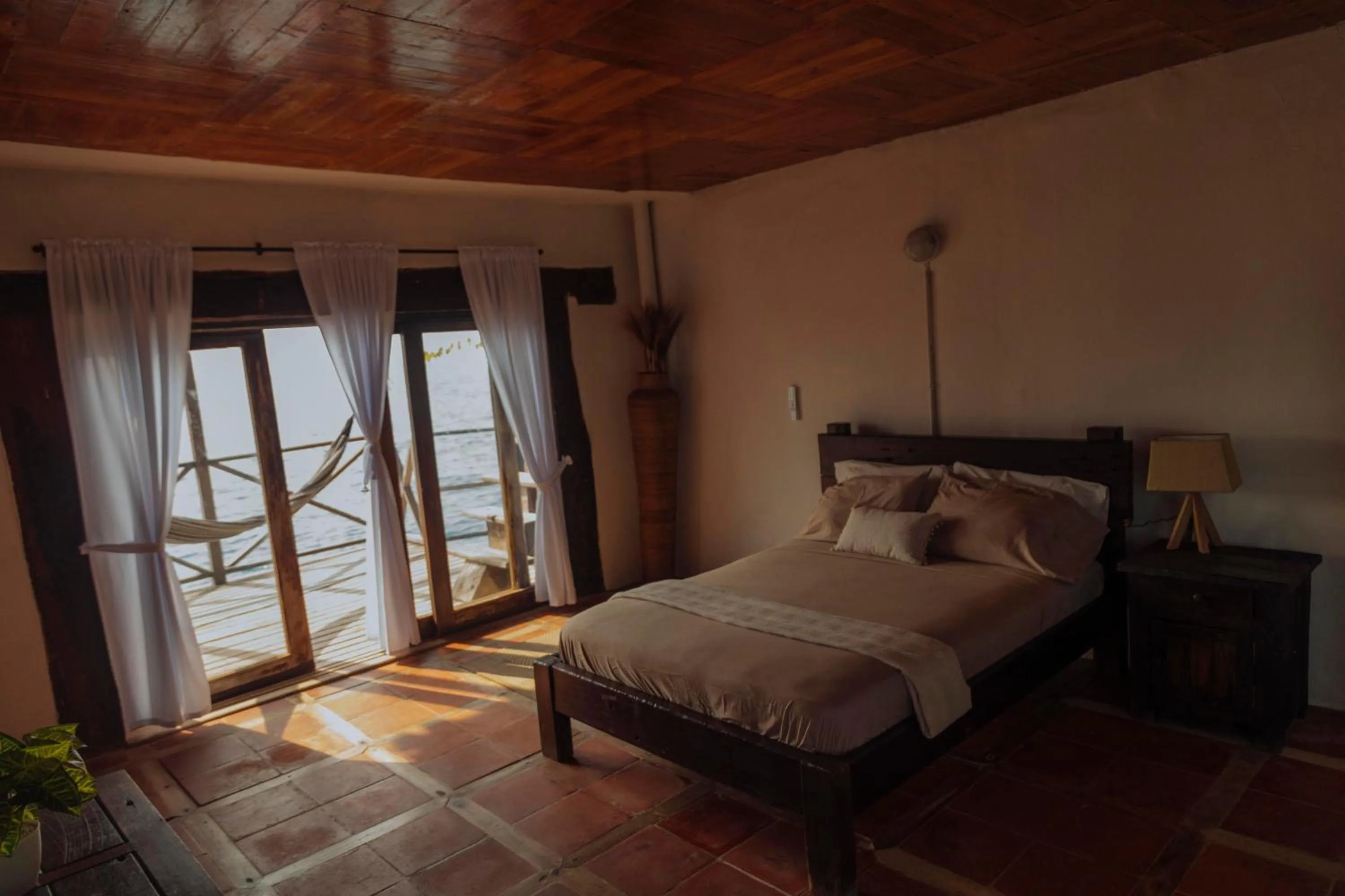 Bed in Isla Kalua - Private Ocean Villa