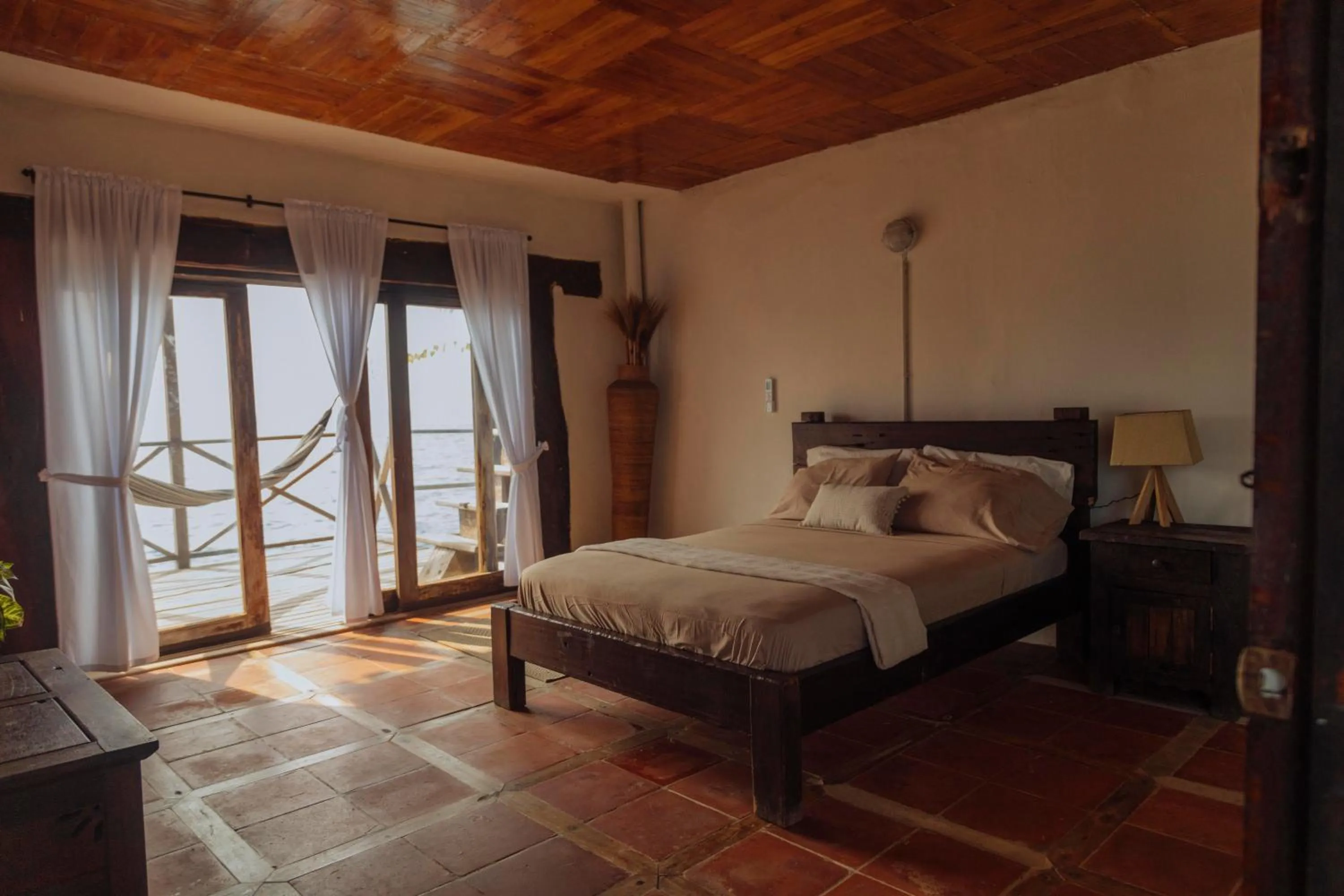 Bed in Isla Kalua - Private Ocean Villa