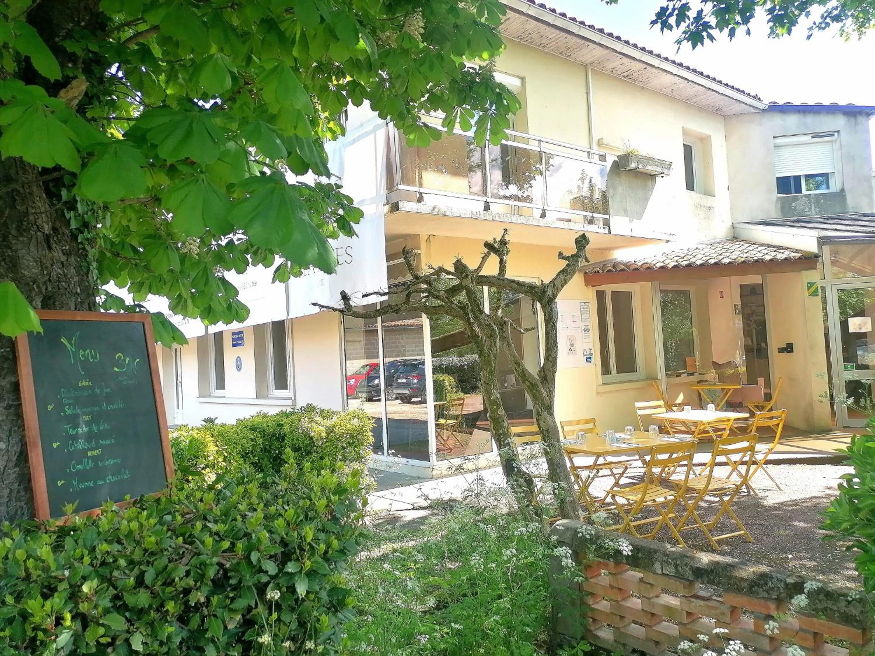 Property building in Hôtel Restaurant Platanes - KB HOTEL GROUP