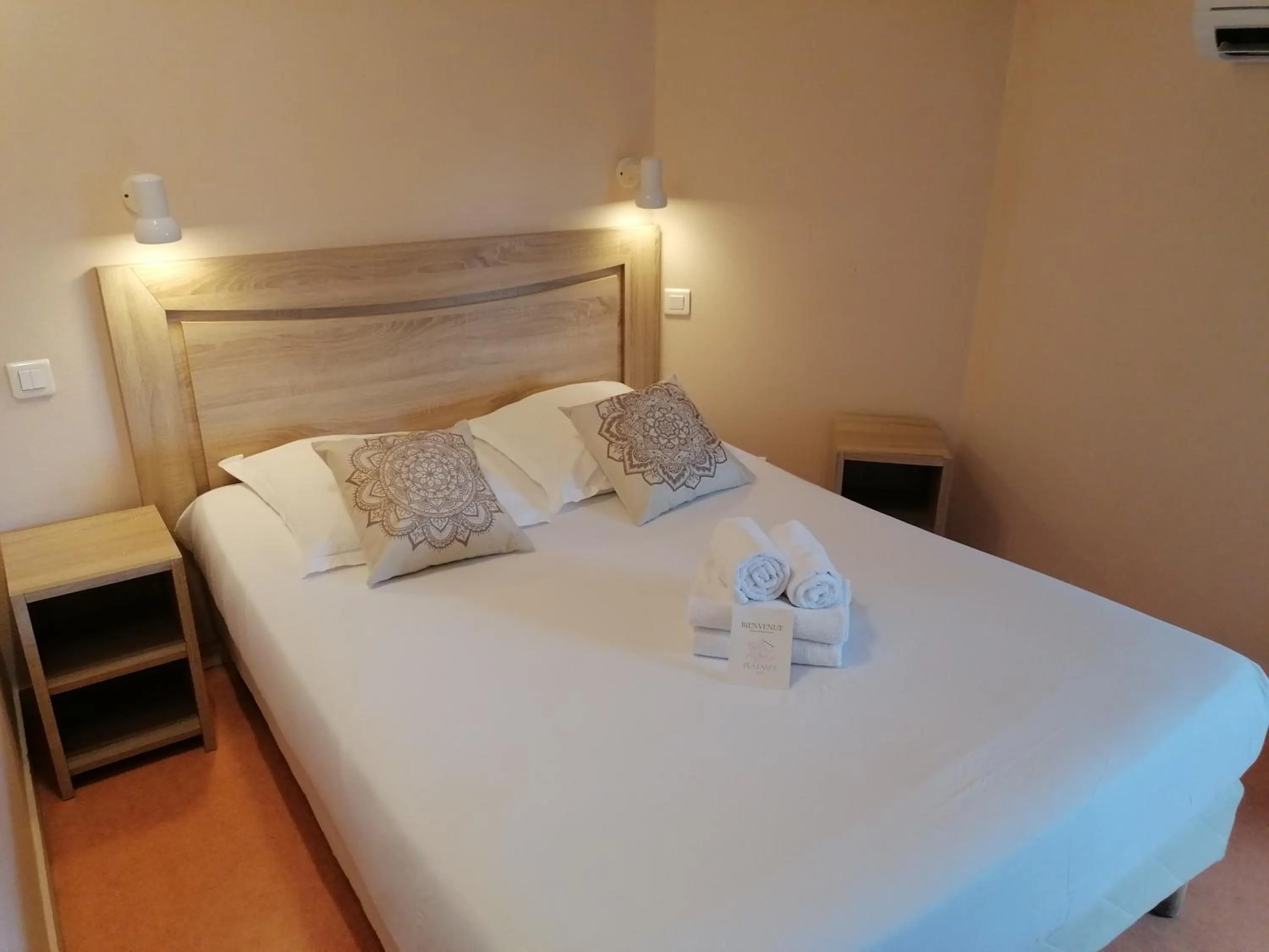 Bed in Hôtel Restaurant Platanes - KB HOTEL GROUP