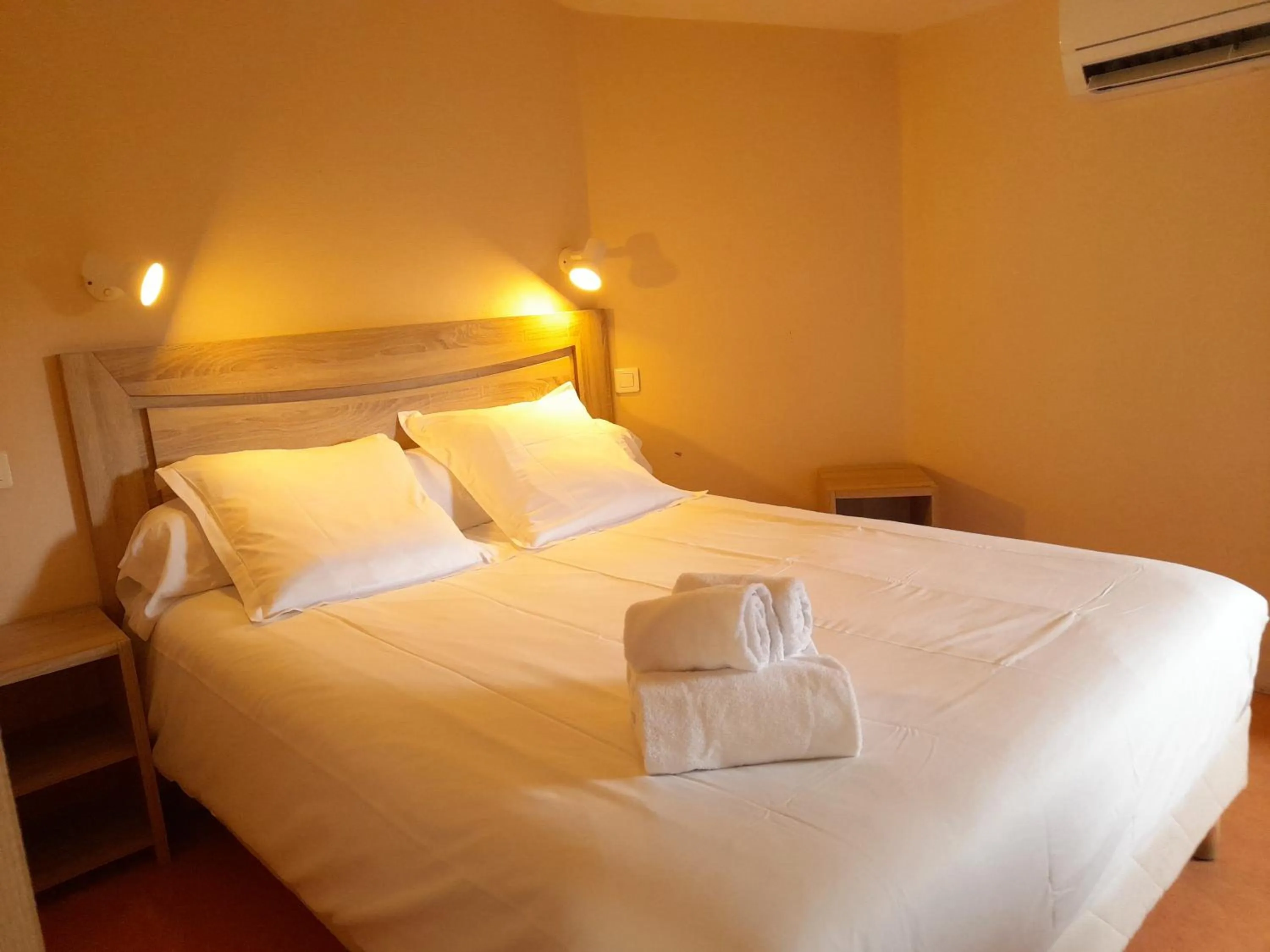 Bed in Hôtel Restaurant Platanes - KB HOTEL GROUP