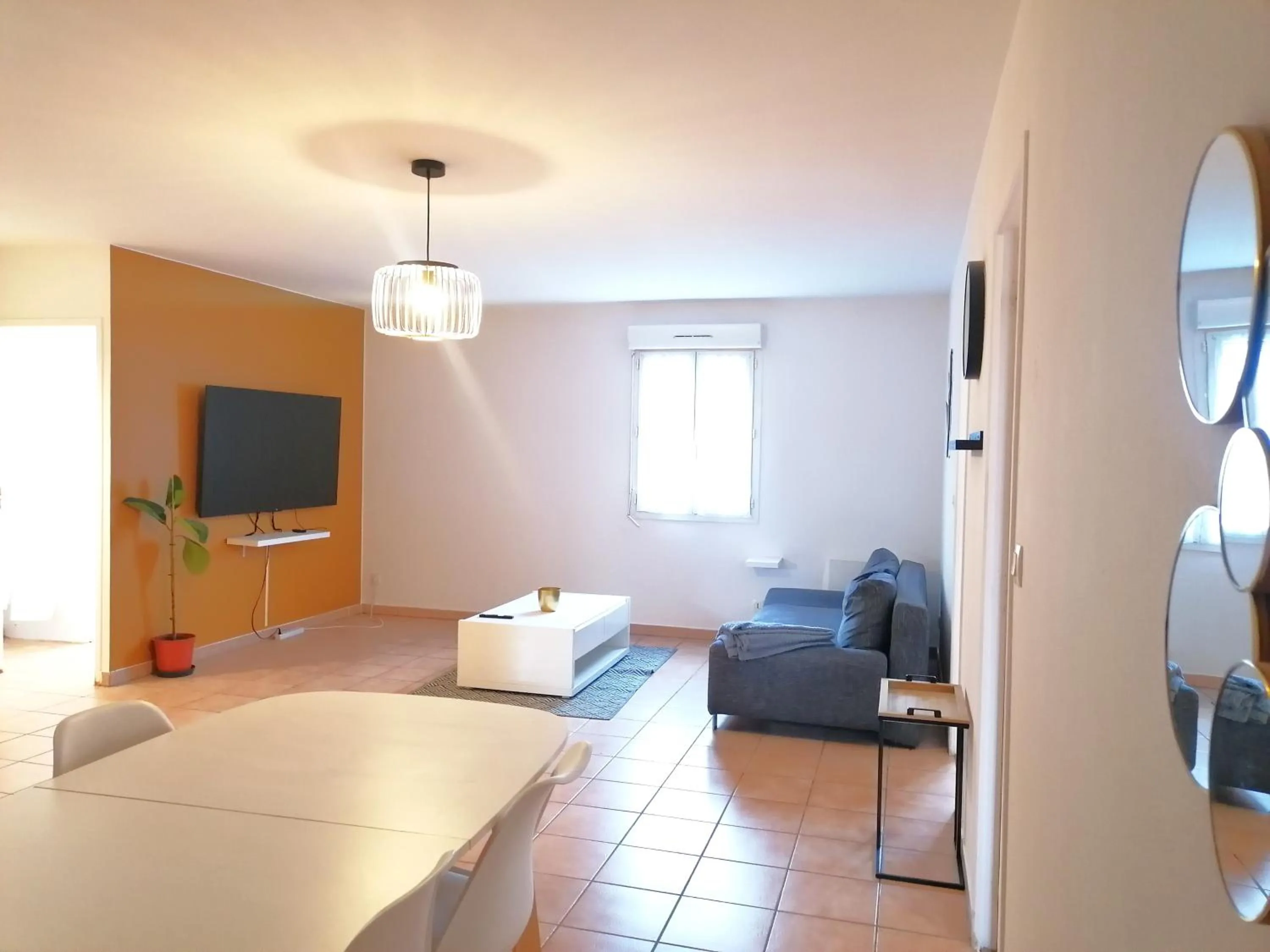 Communal lounge/ TV room in Hôtel Restaurant Platanes - KB HOTEL GROUP