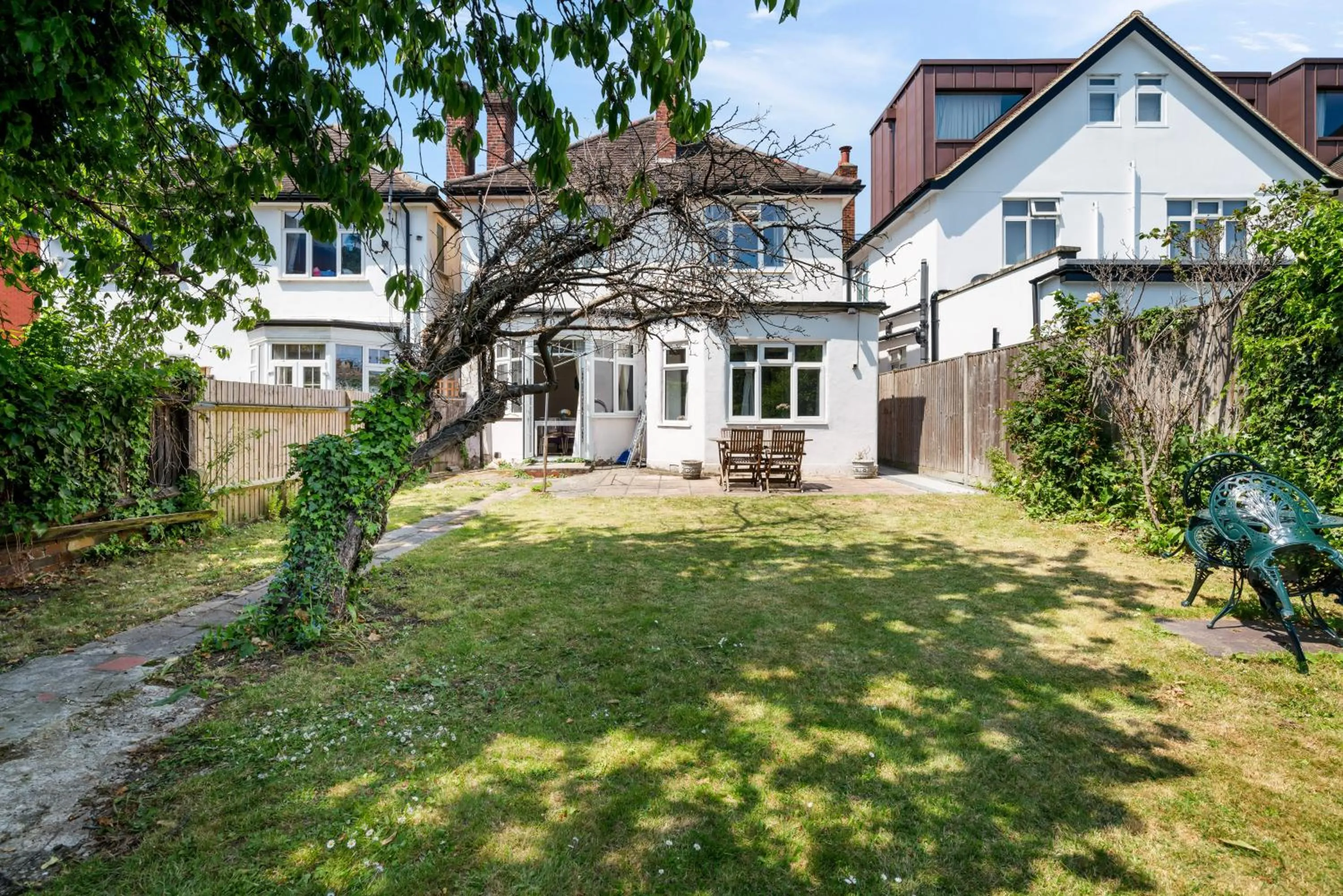 Garden in Lovely garden apartment in Wimbledon Town Centre with private parking by Wimbledon Holiday Lets