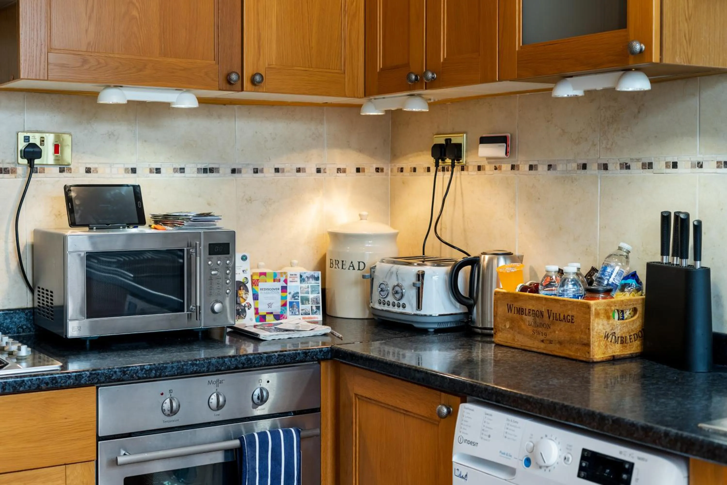 Kitchen or kitchenette in Lovely garden apartment in Wimbledon Town Centre with private parking by Wimbledon Holiday Lets