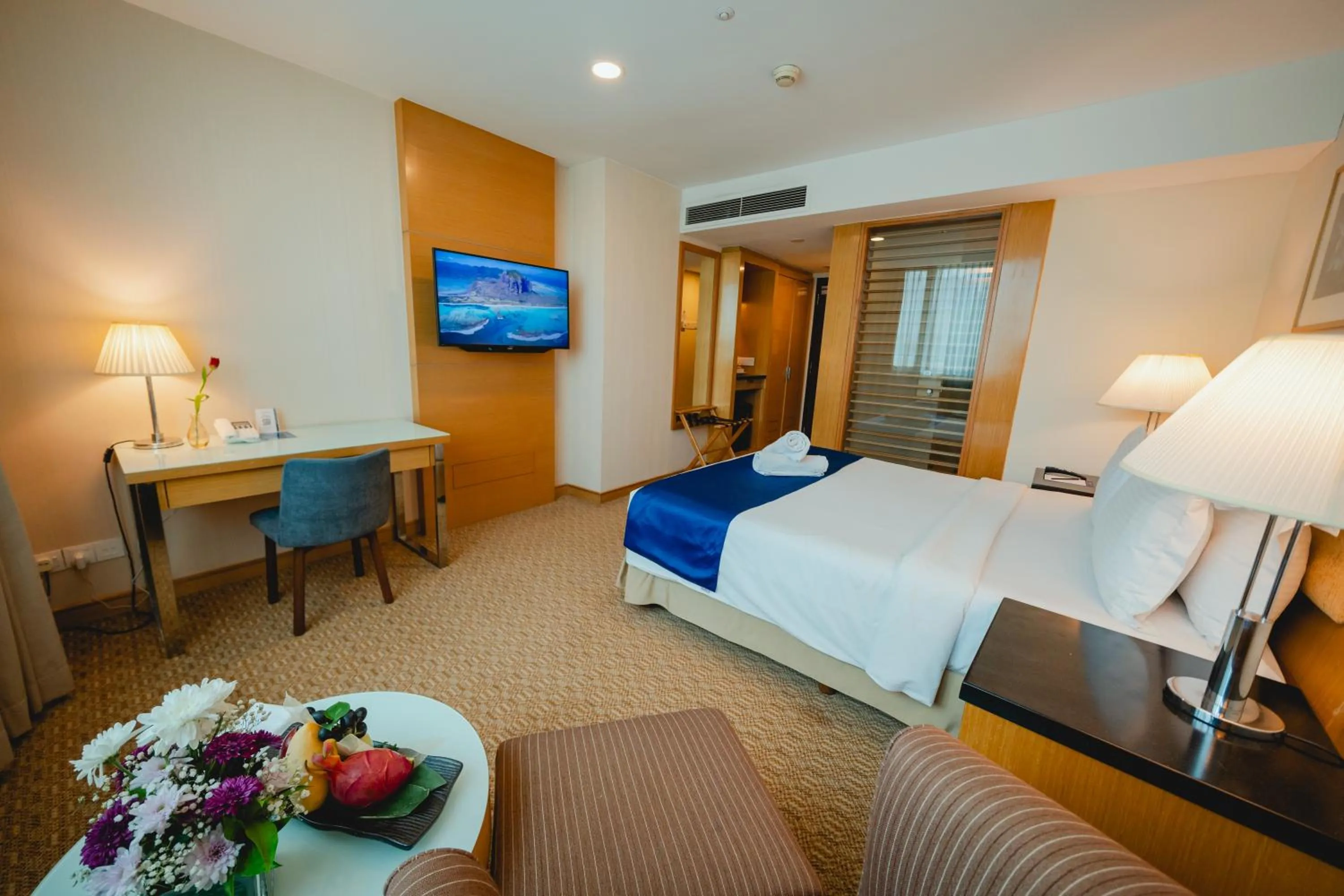 Seating area, Bed in Royale Chulan The Curve