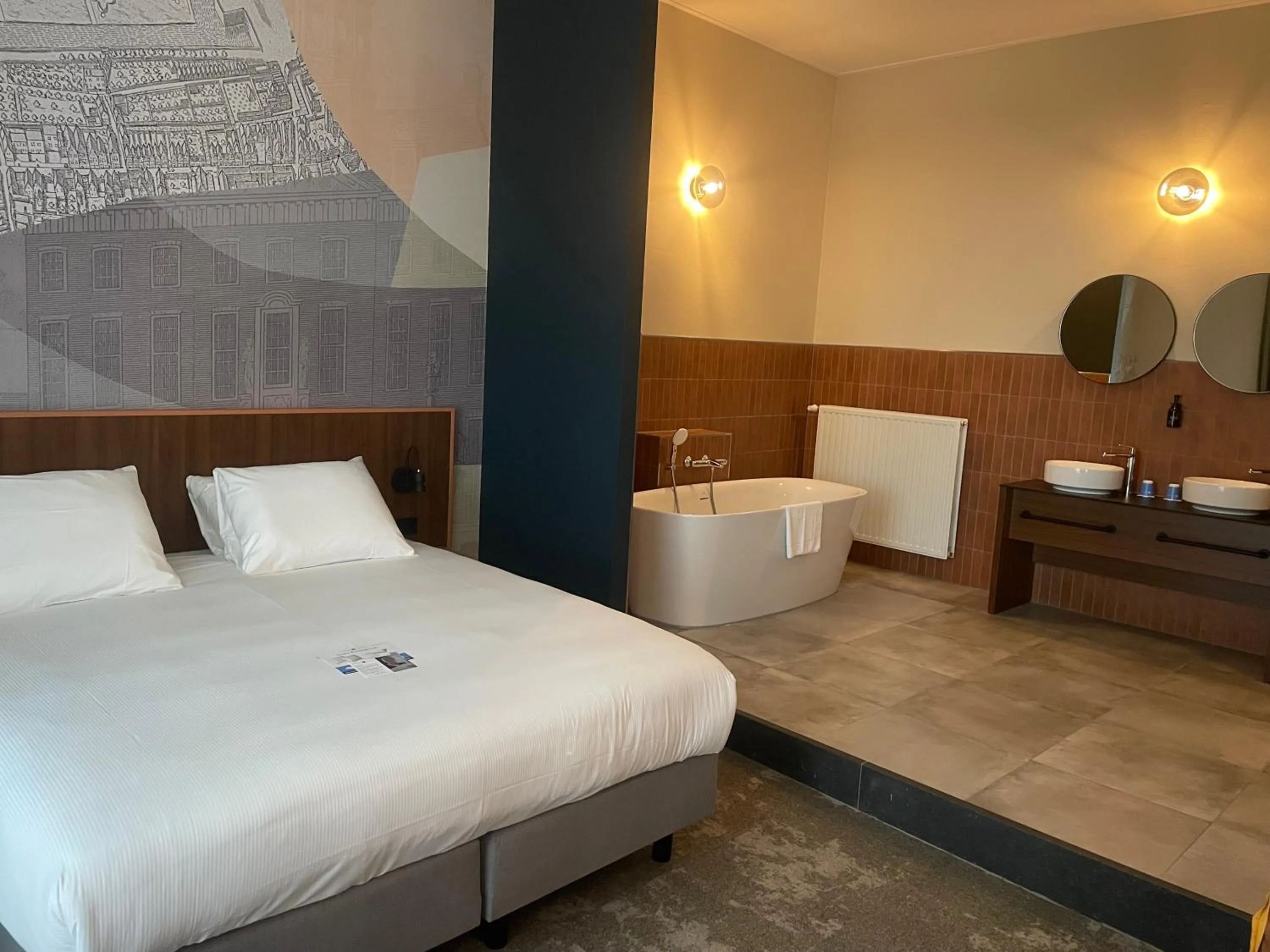 Photo of the whole room, Bed in Fletcher Hotel Paleis Stadhouderlijk Hof