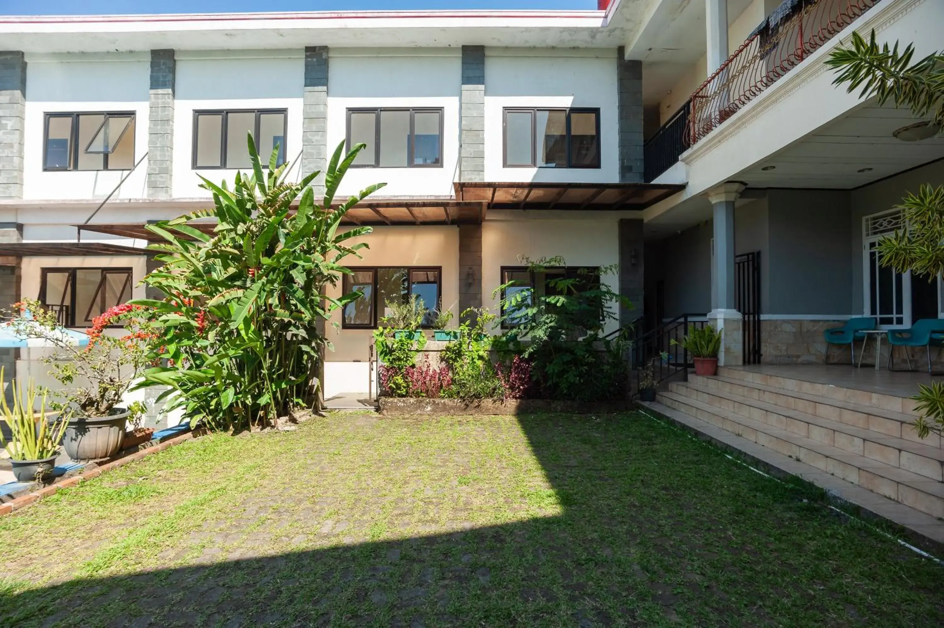 Property building in Urbanview Hotel Syariah Villa SM Cisarua Puncak by RedDoorz Property building in Urbanview Hotel Syariah Villa SM Cisarua Puncak by RedDoorz