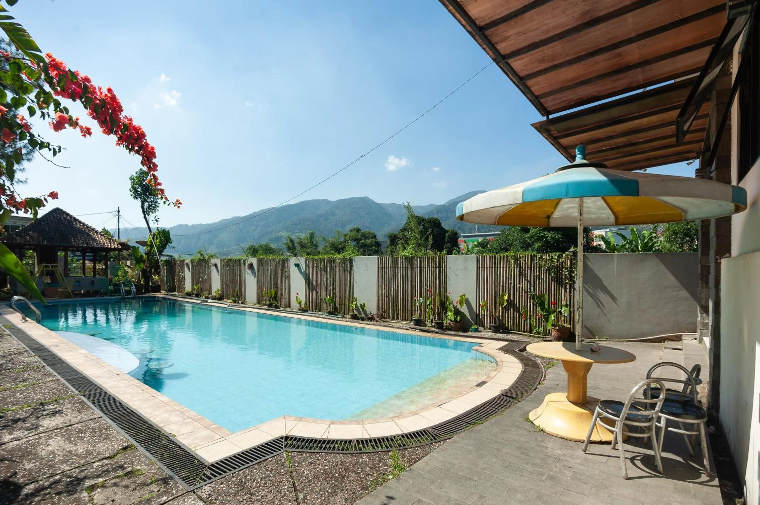 Swimming pool in Urbanview Hotel Syariah Villa SM Cisarua Puncak by RedDoorz
