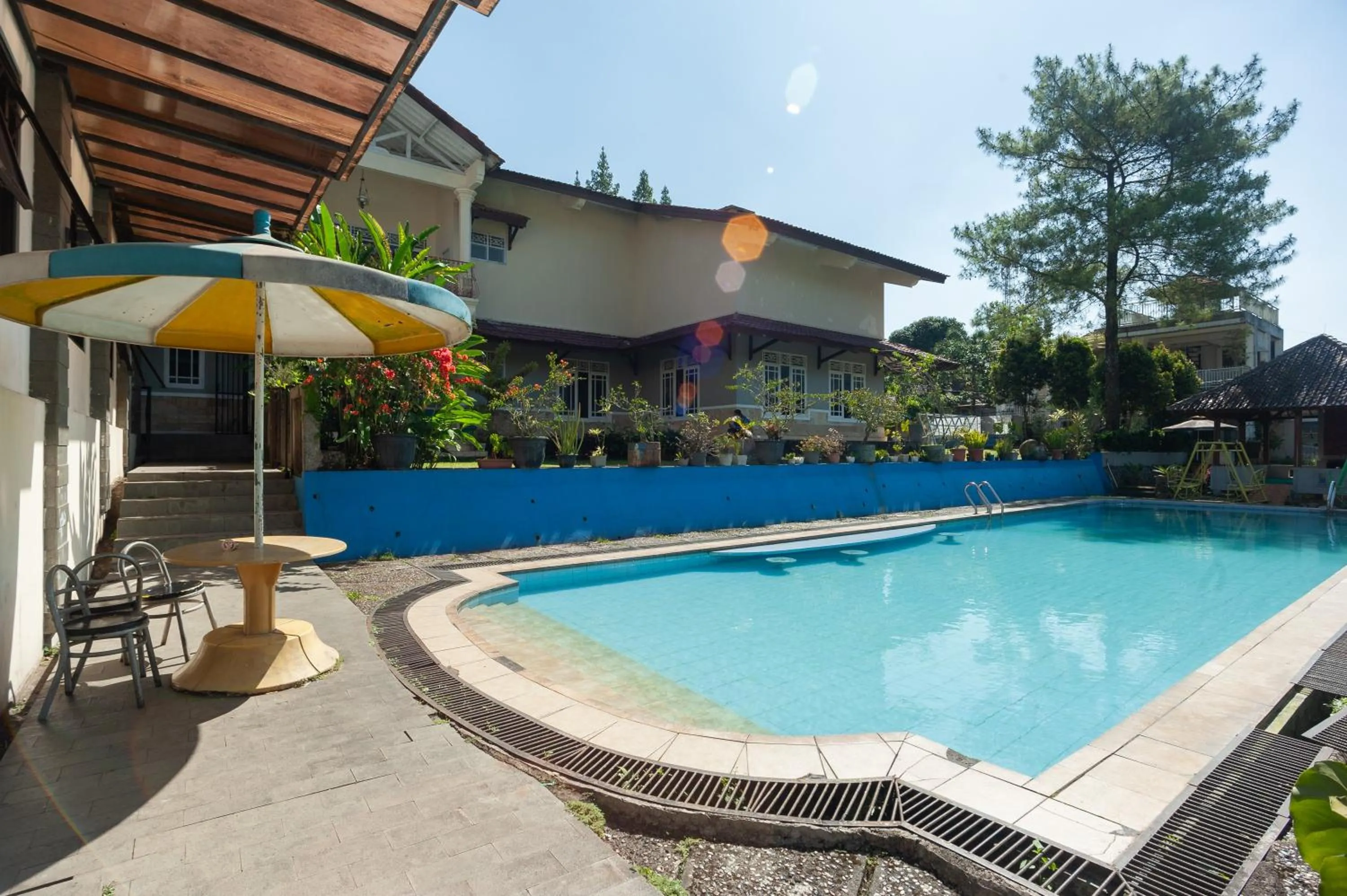 Swimming pool in Urbanview Hotel Syariah Villa SM Cisarua Puncak by RedDoorz
