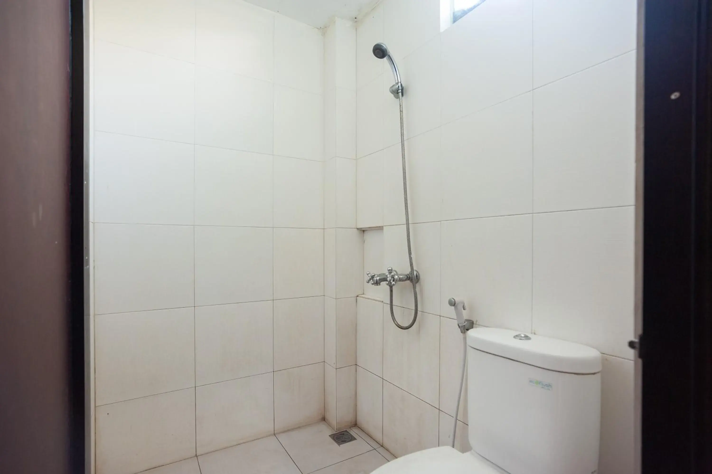 Shower in Urbanview Hotel Syariah Villa SM Cisarua Puncak by RedDoorz Shower in Urbanview Hotel Syariah Villa SM Cisarua Puncak by RedDoorz