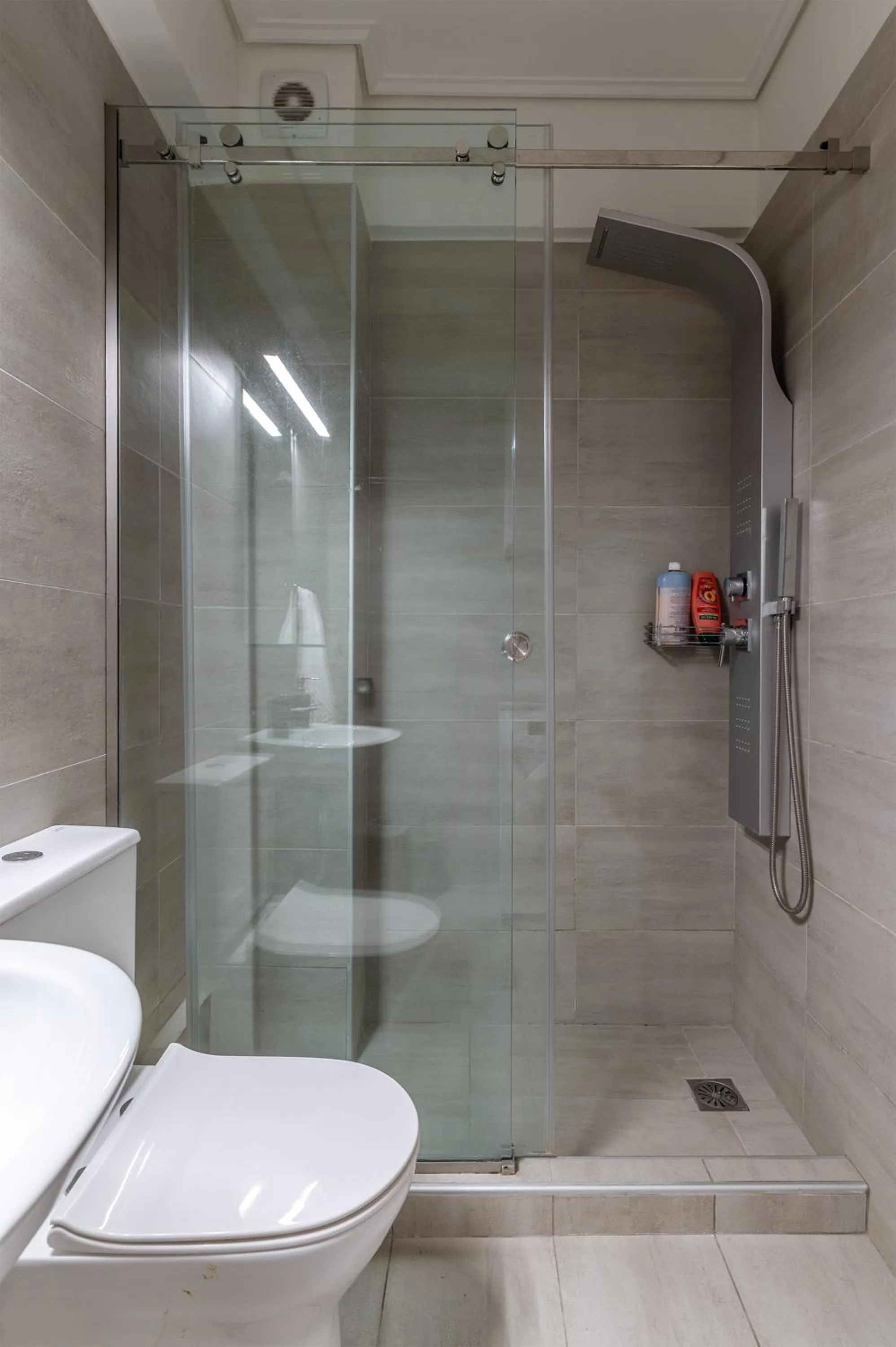Shower in Elvita Apartments 4