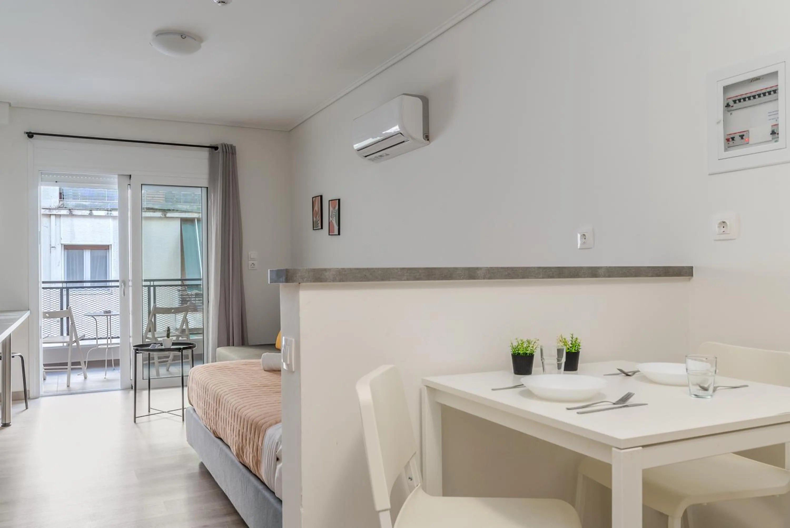 Dining area in Elvita Apartments 4