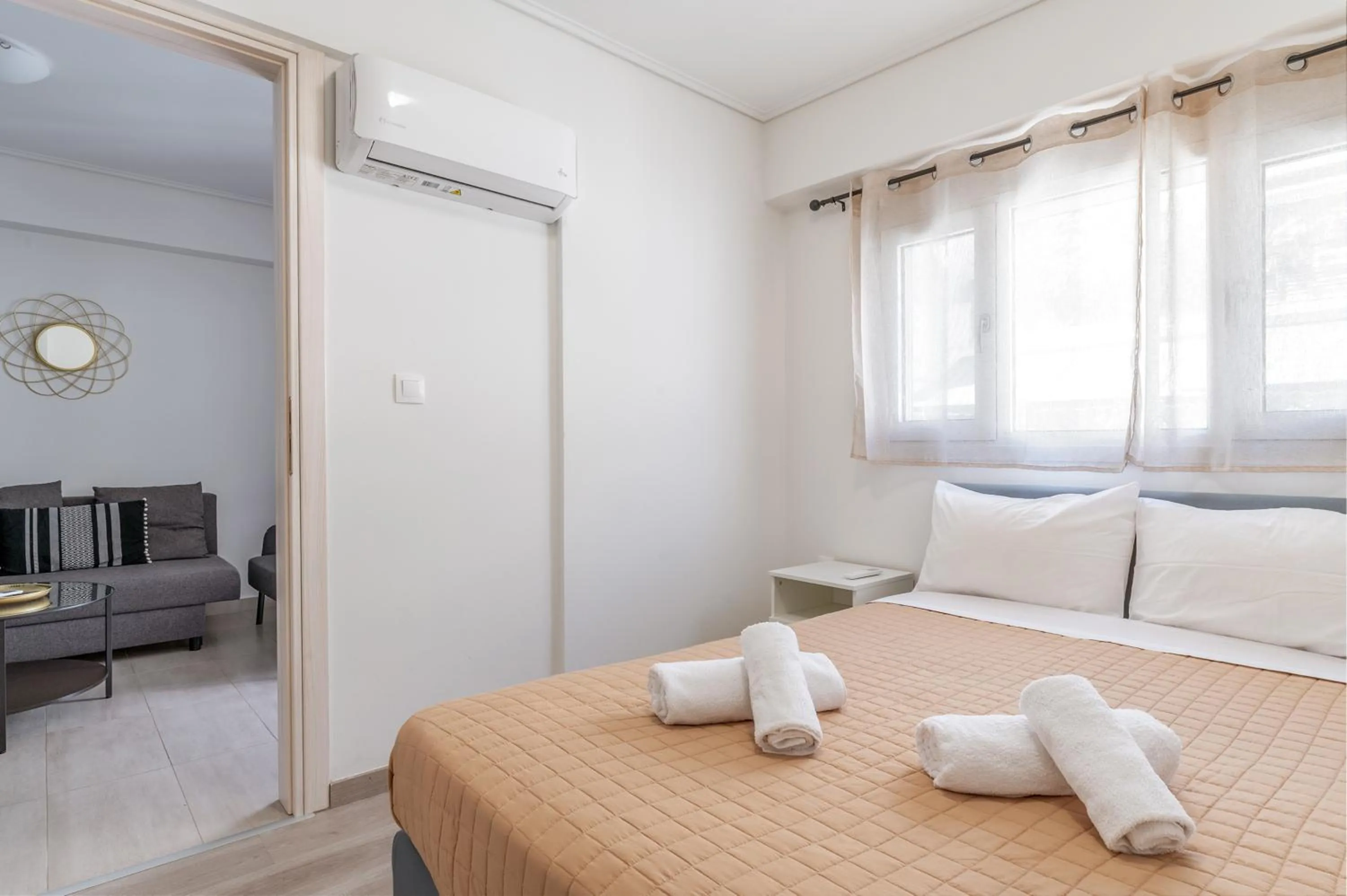 Seating area, Bed in Elvita Apartments 4