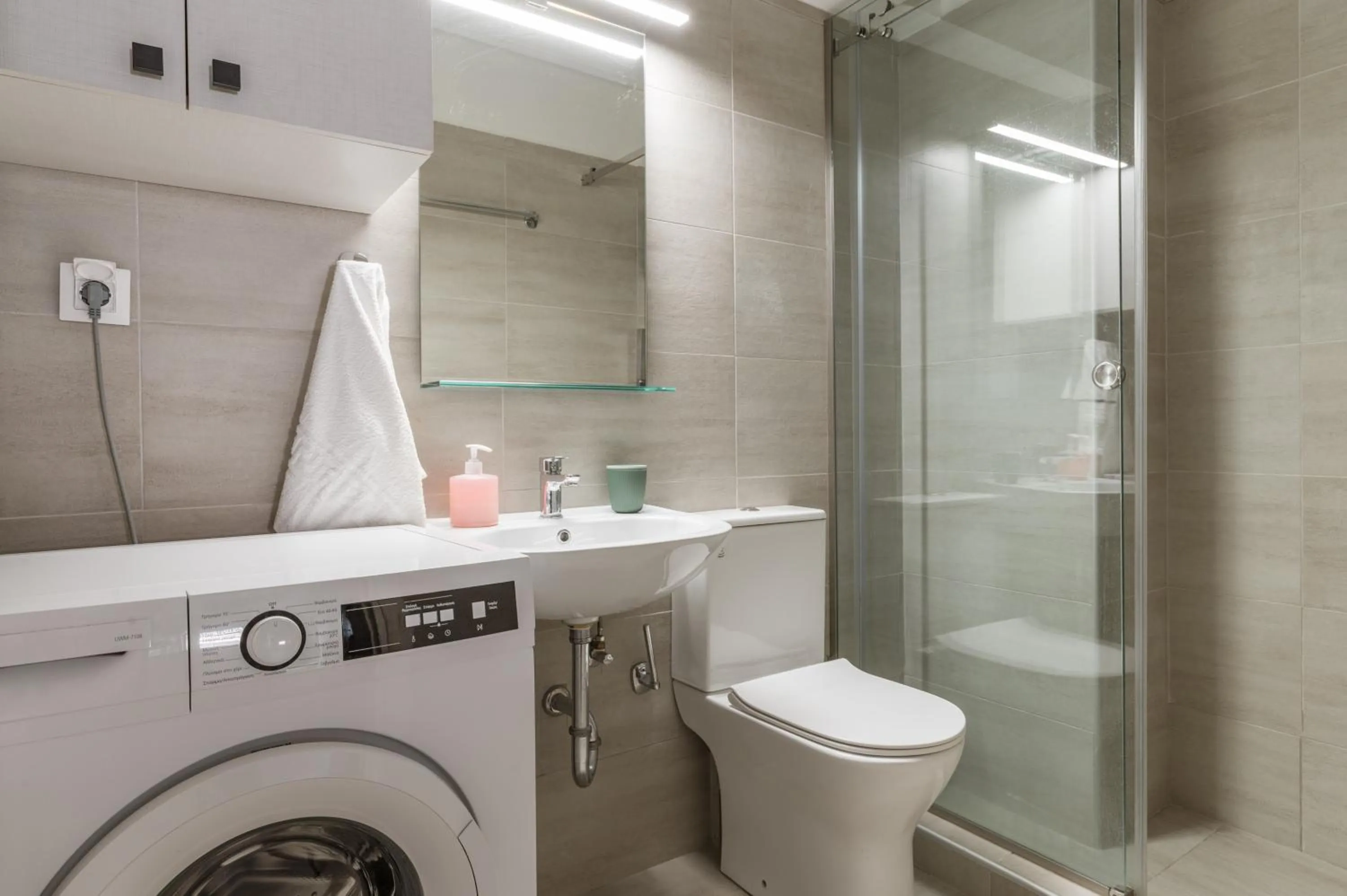 Shower in Elvita Apartments 4