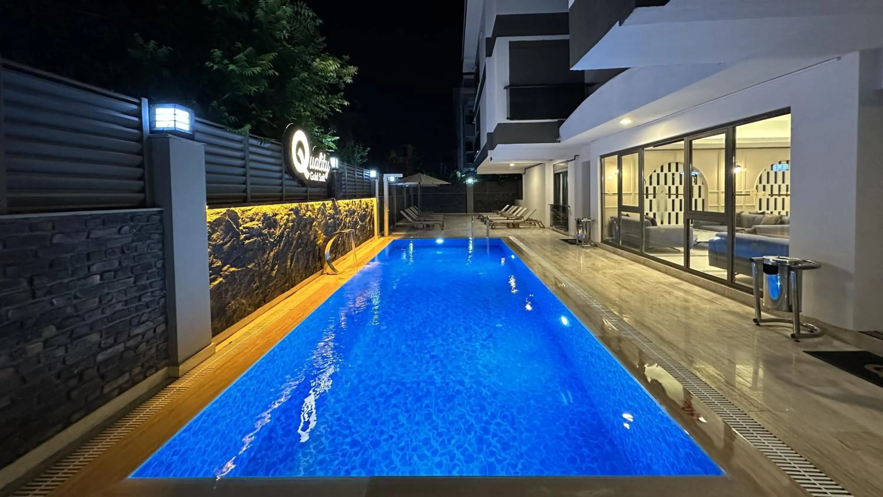Swimming pool in Quality Gold Suite Hotel