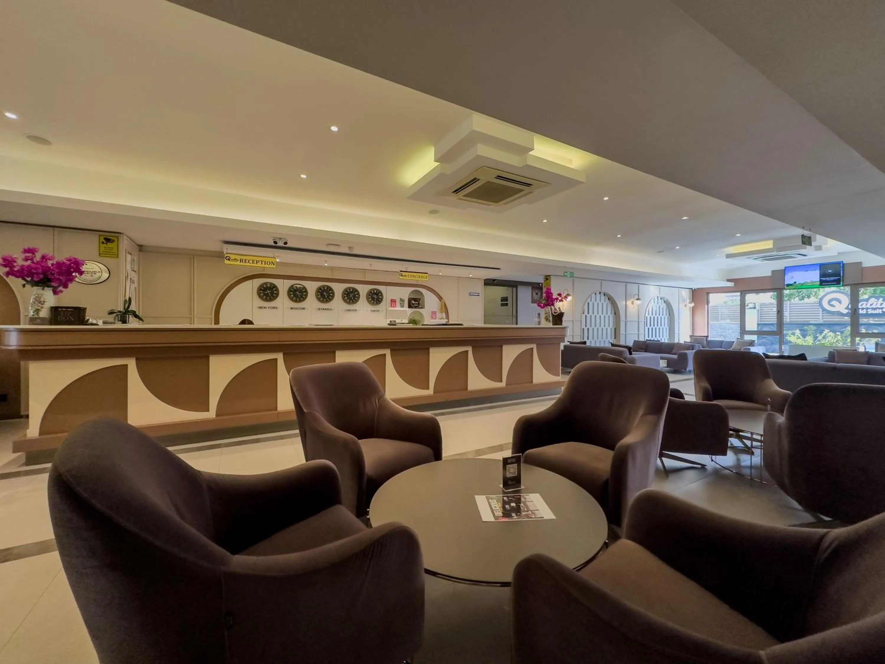 Lobby or reception in Quality Gold Suite Hotel