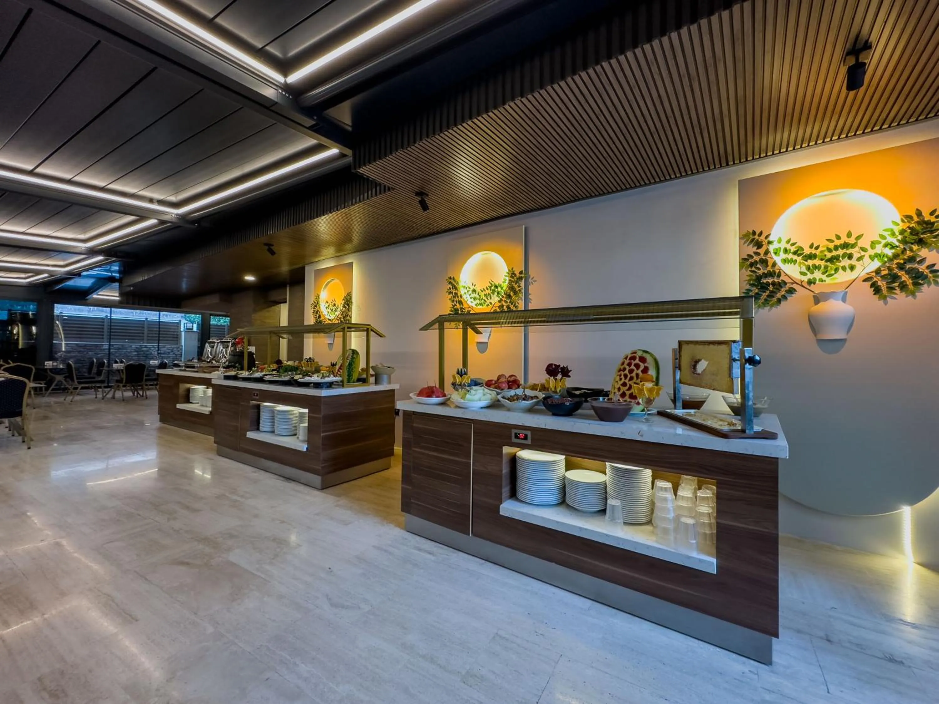 Restaurant/places to eat in Quality Gold Suite Hotel