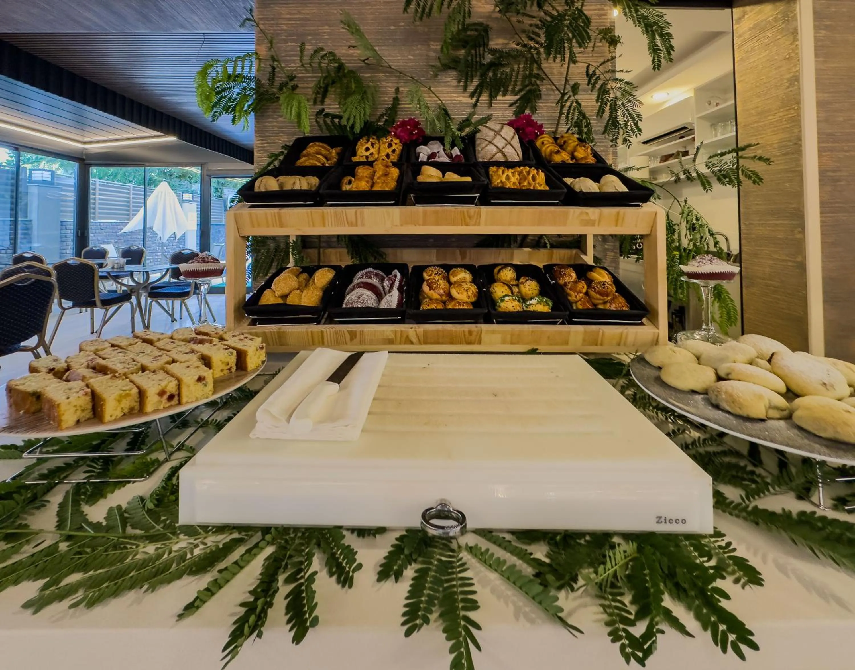 Restaurant/places to eat in Quality Gold Suite Hotel