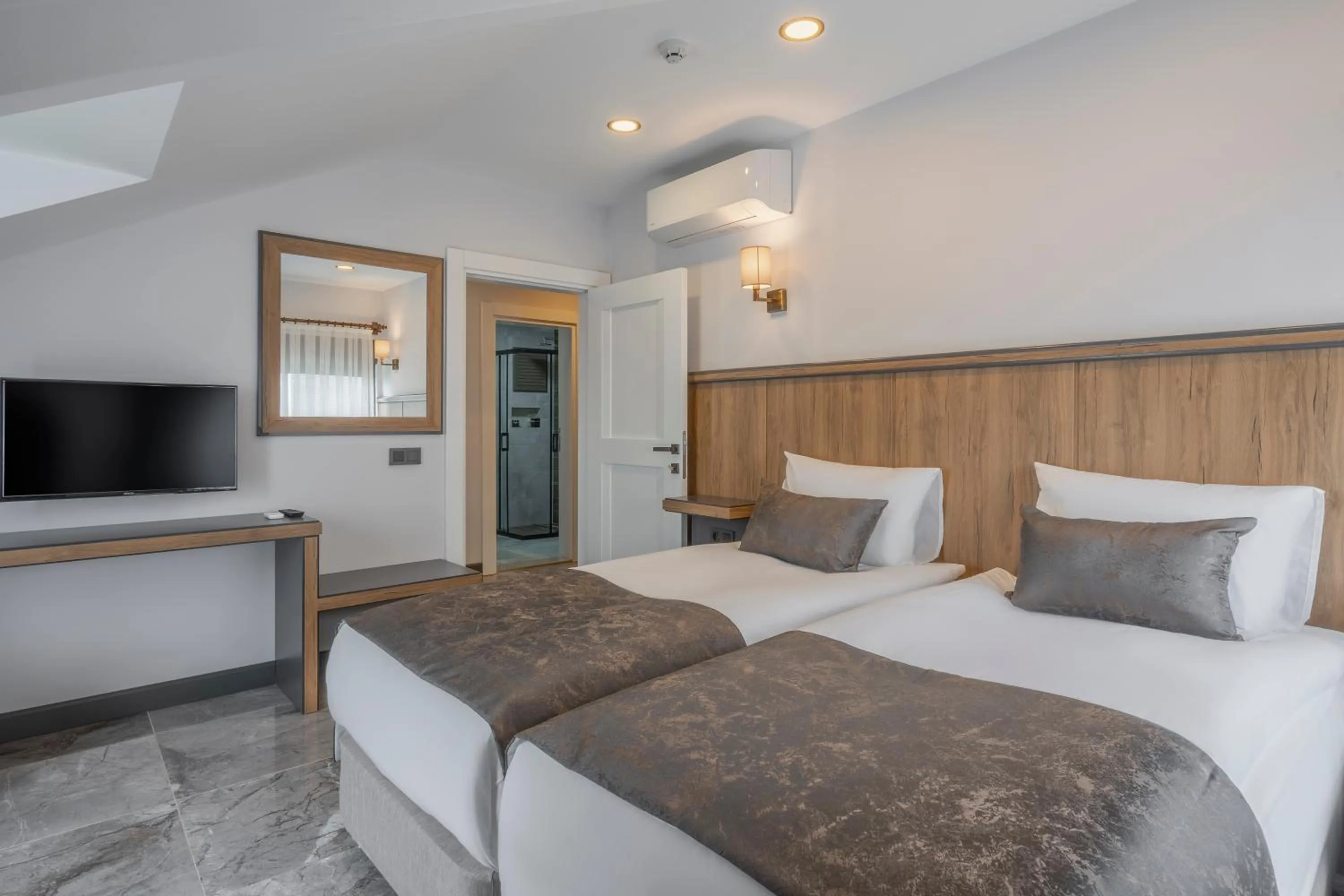 Bedroom, Bed in Quality Gold Suite Hotel