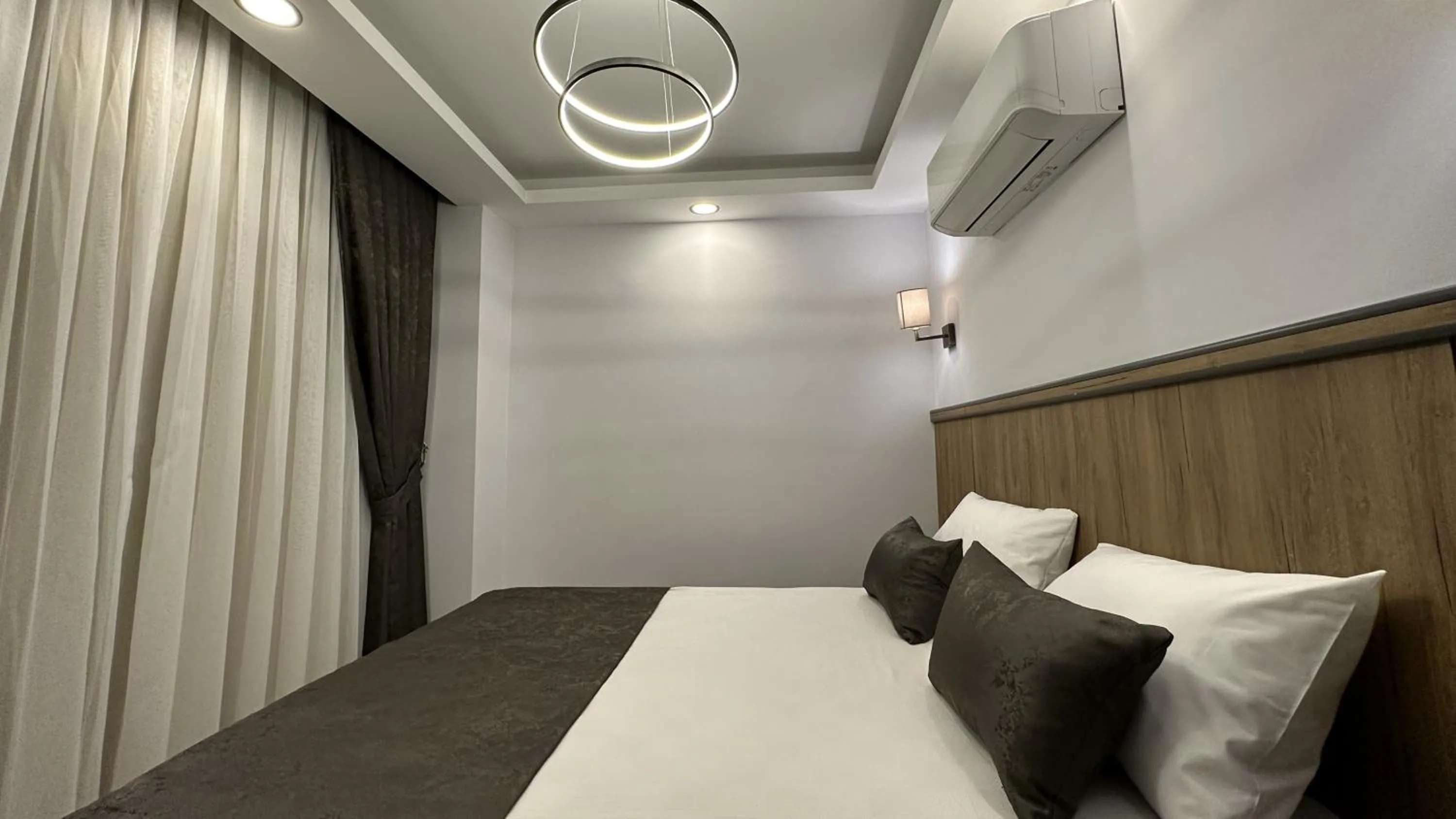 Bed in Quality Gold Suite Hotel