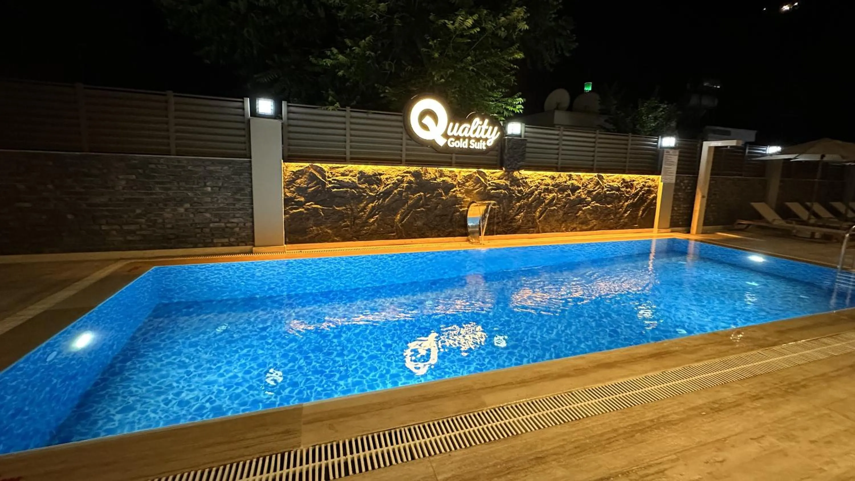 Swimming pool in Quality Gold Suite Hotel