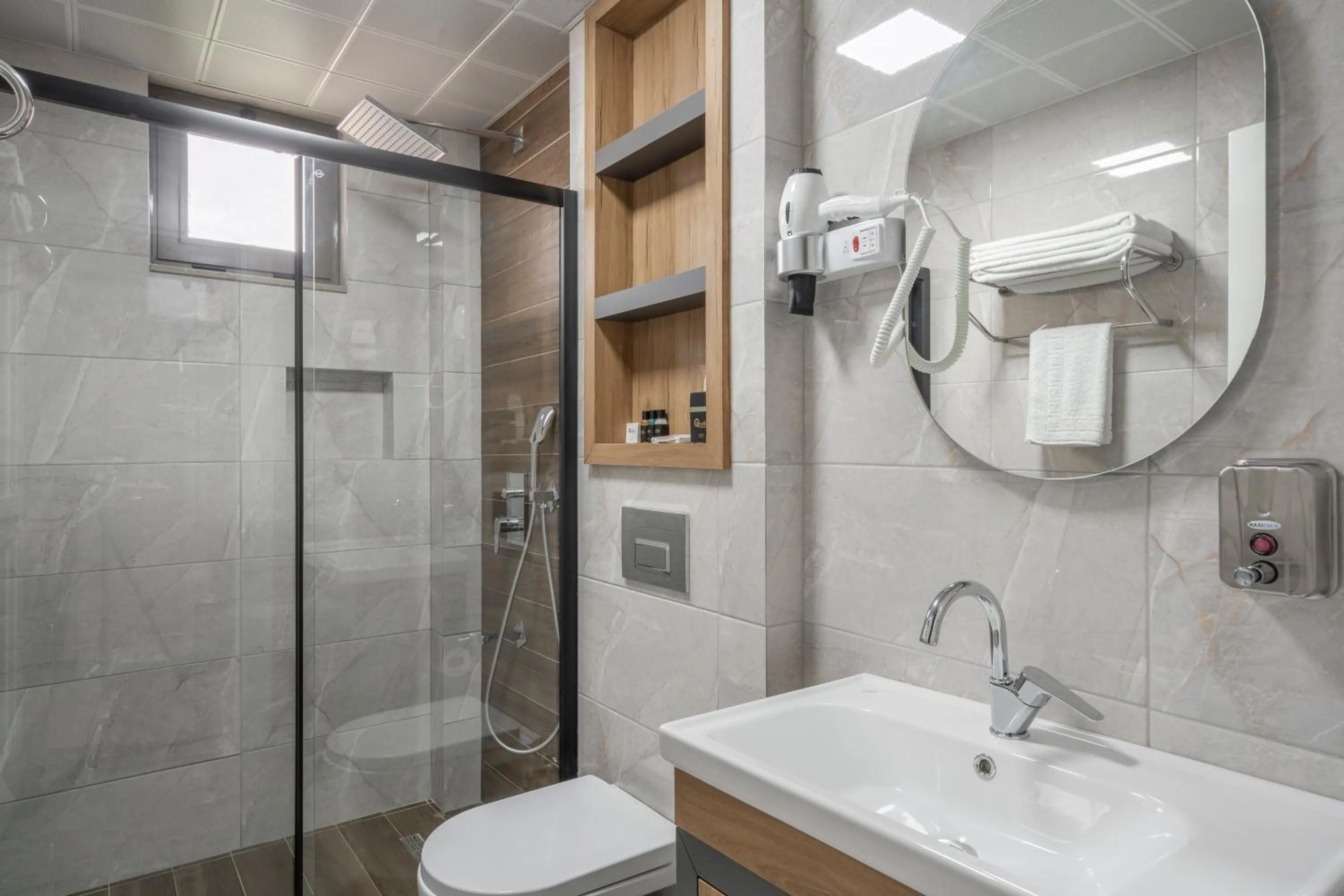 Shower in Quality Gold Suite Hotel