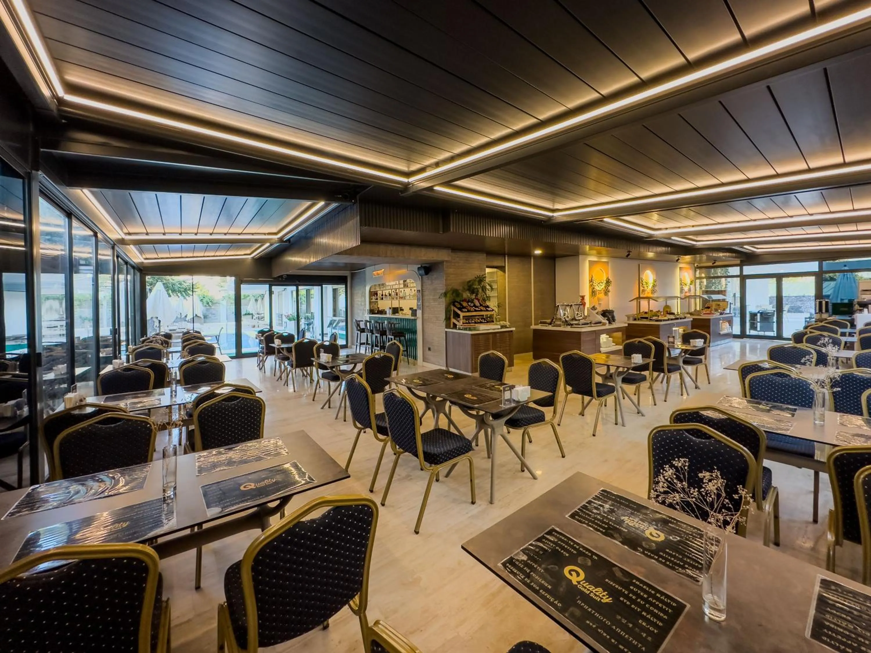 Restaurant/places to eat in Quality Gold Suite Hotel