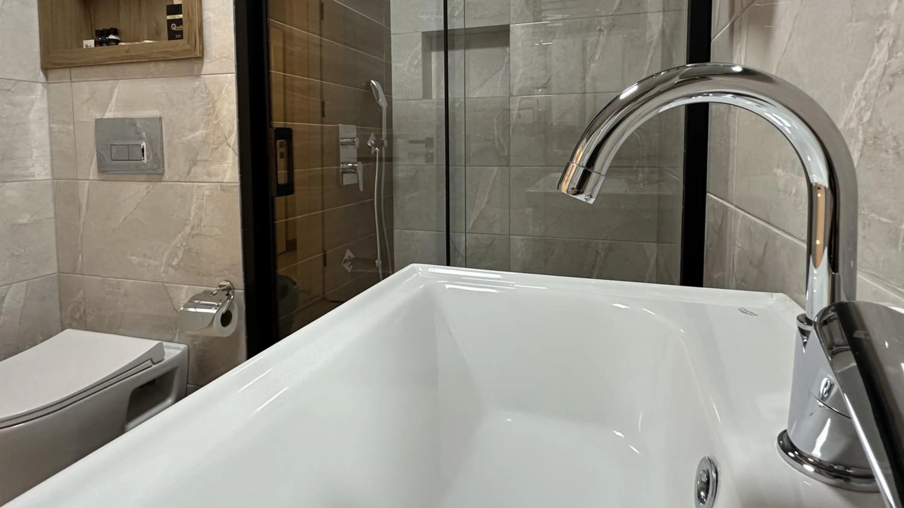 Shower in Quality Gold Suite Hotel